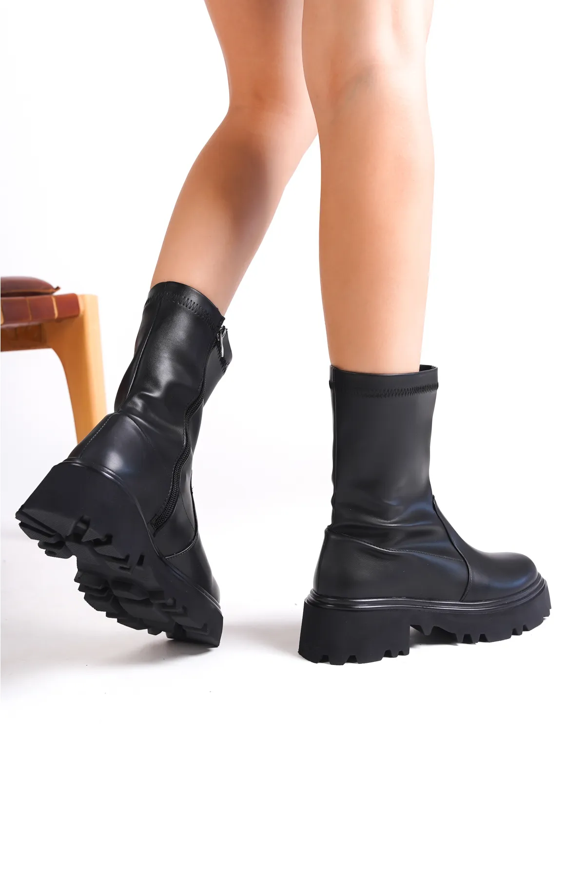 Capone Outfitters  Damenstiefel mit runder Zehenpartie, Stretch und seitlichem Reißverschluss