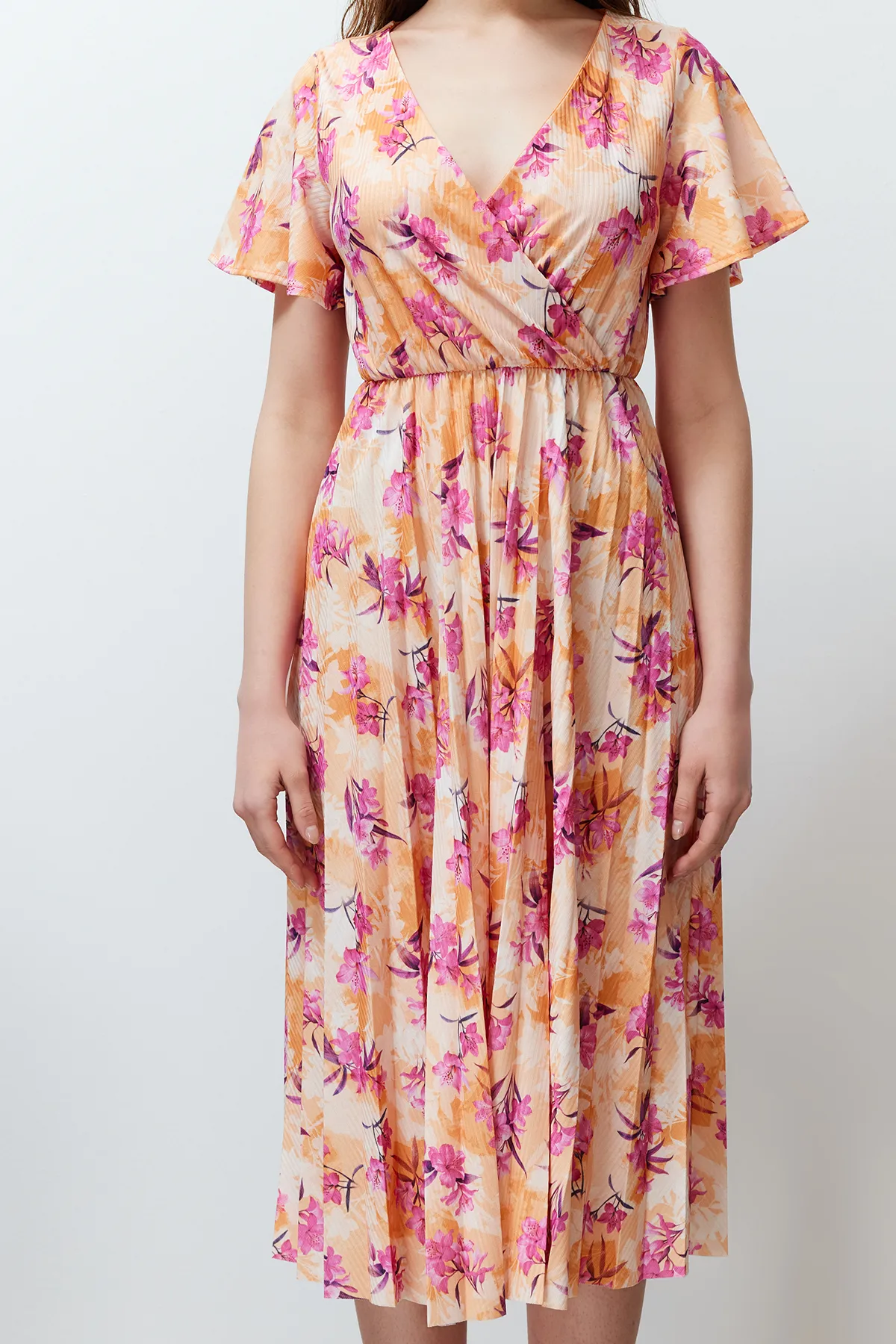 Trendyol Collection  Mehrfarbiges Skater-/Gürtelöffnungs-Midikleid aus geripptem, dehnbarem Strick mit zweireihigen Taschentuchärmeln TWOSS24EL00482