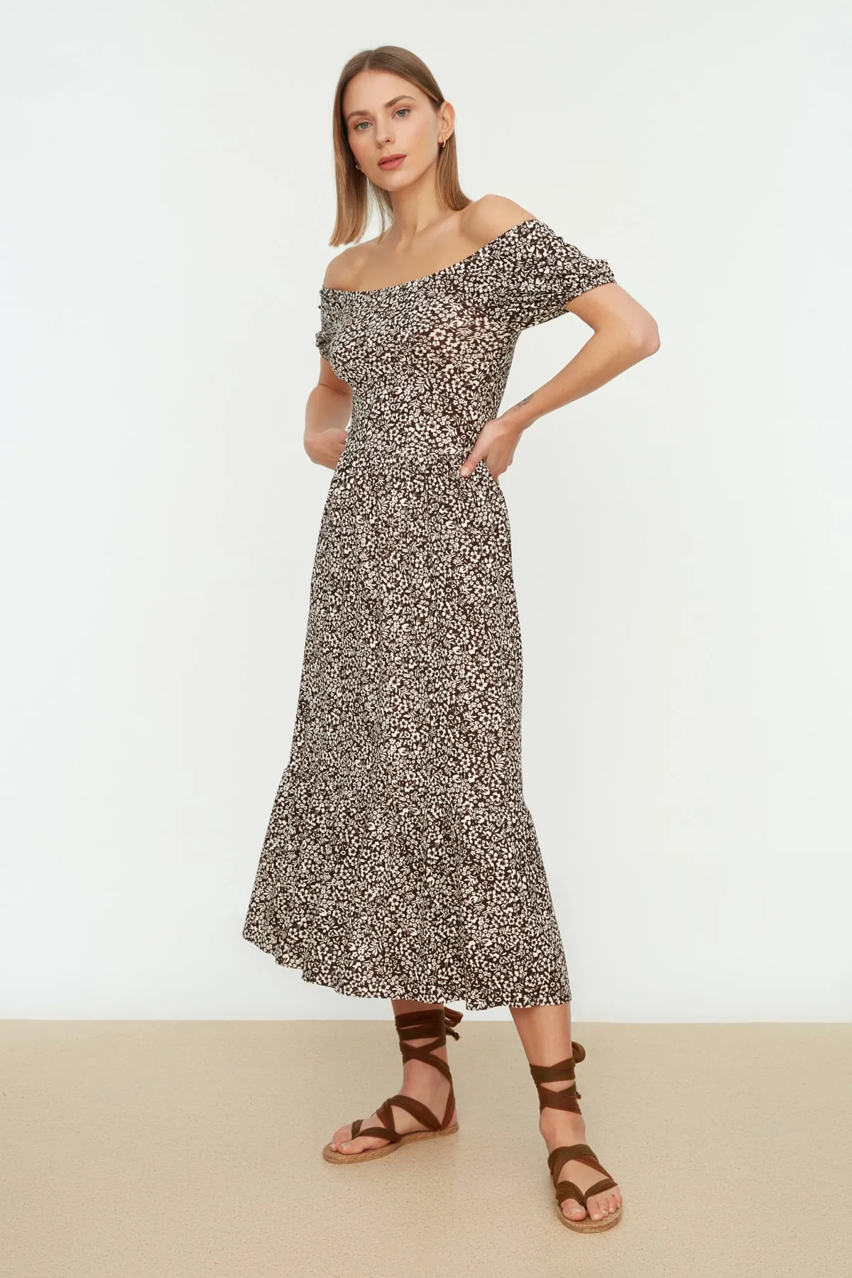 Trendyol Collection  Braun bedrucktes Maxi-Strickkleid in A-Linie mit Carmenkragen TWOSS22EL0829