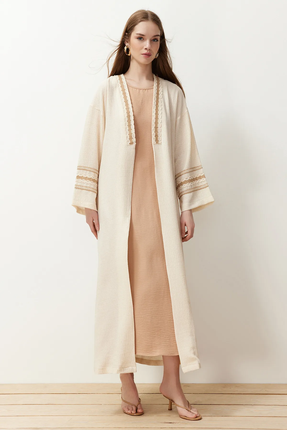 Trendyol Modest  Langer gewebter Kimono & Kaftan & Abaya mit Steinstickerei-Details TCTSS24KF00006