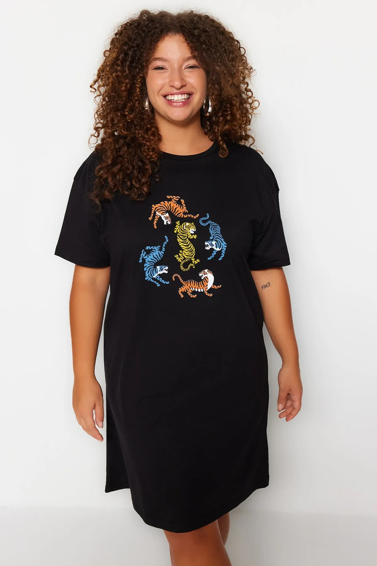 Trendyol Curve  Schwarzes bedrucktes T-Shirt-Strickkleid mit Rundhalsausschnitt TBBSS23AH00163