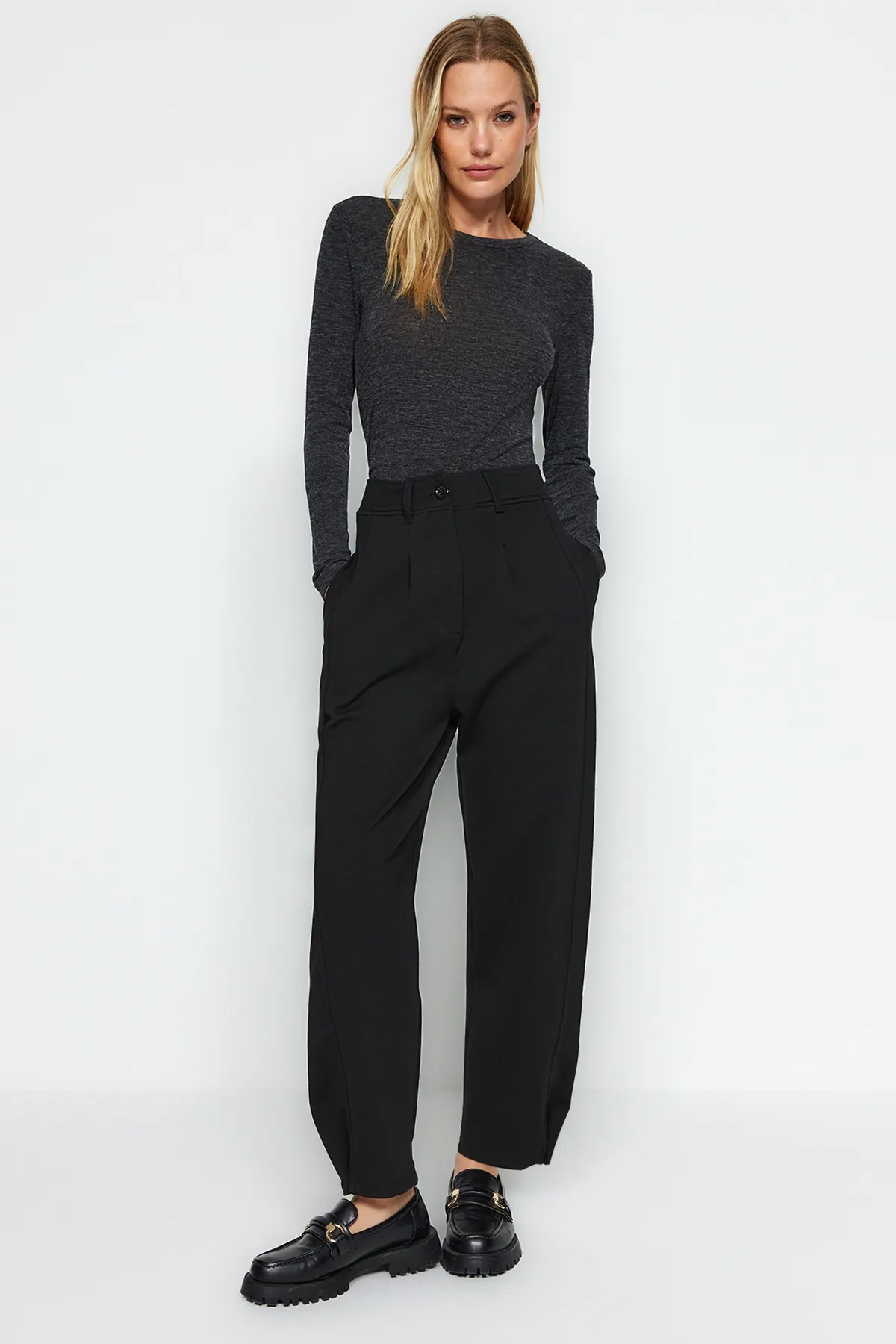 Trendyol Collection  Schwarze, plissierte, weite/locker geschnittene Interlock-Strickhose mit hoher Taille und Carrot-Passform TWOAW24PL00143