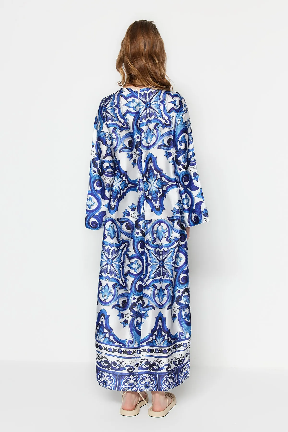 Trendyol Modest  Abendkleid mit ethnischem Muster und blauer Satinoberfläche TCTSS23DB00028
