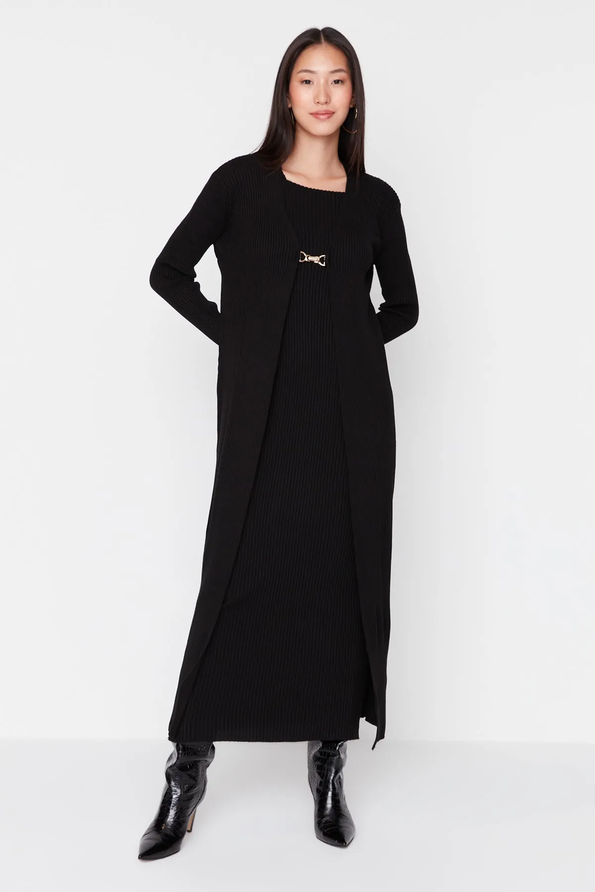 Trendyol Modest  Schwarzes Cord-Strickkleid-Cardigan-Set TCTAW23US00118