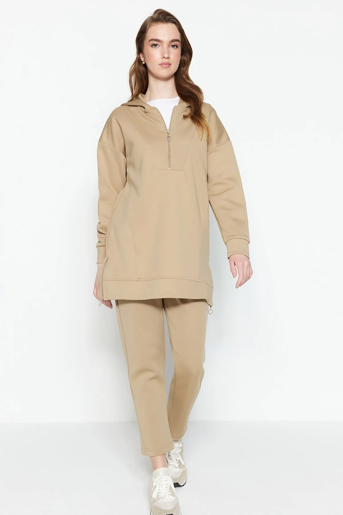 Trendyol Modest  Cremefarbener Trainingsanzug mit Reißverschluss vorne und weicher Struktur aus Scuba-Strick TCTSS23EN00005