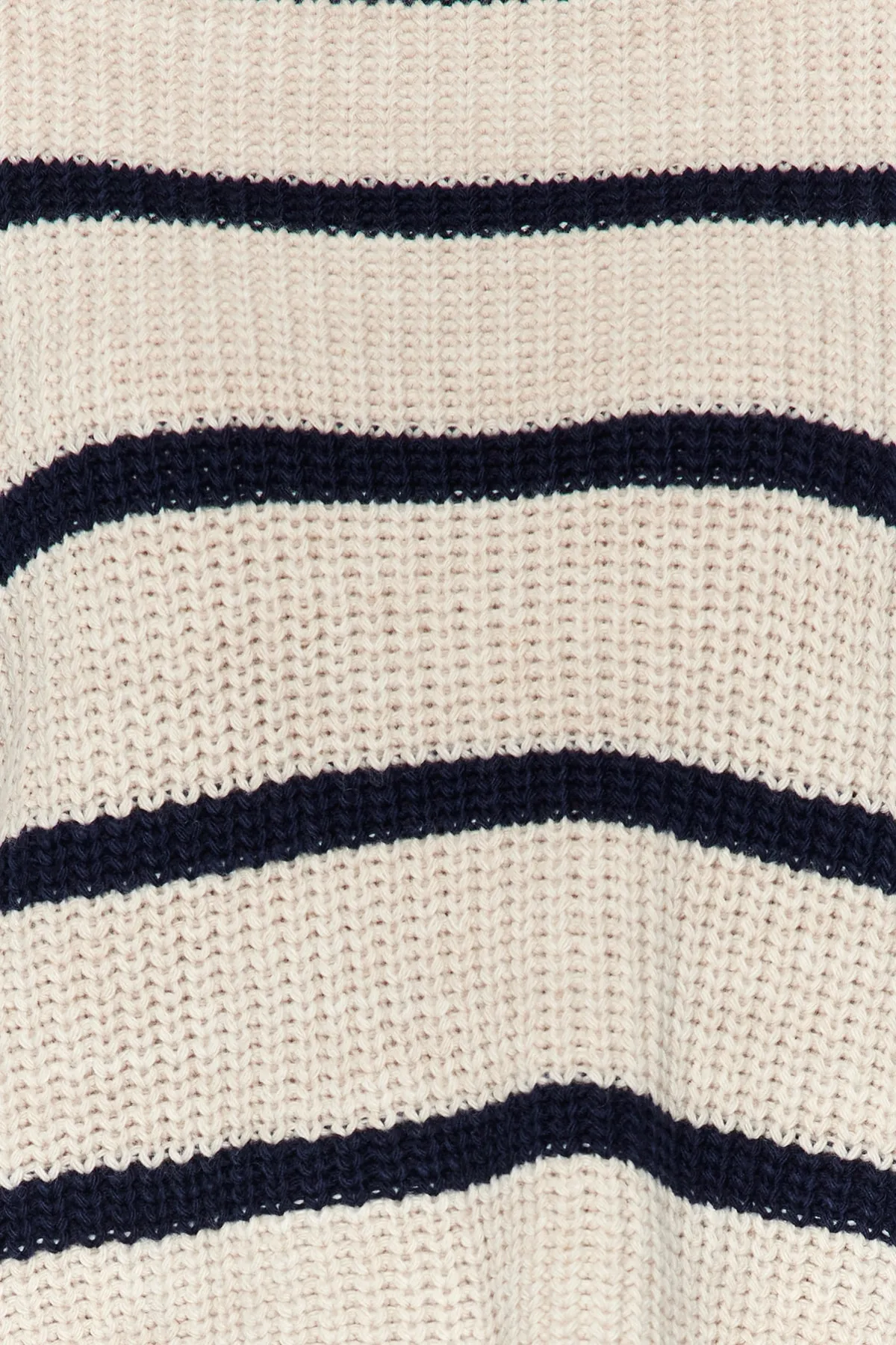 Trendyol Collection  Beiger kurzer Basic-Strickpullover mit Streifen TWOAW23KZ00390