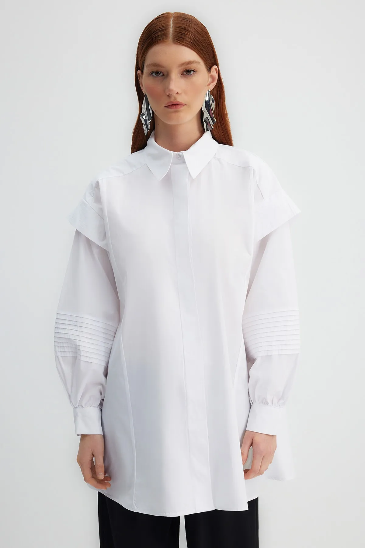 Trendyol Modest  X Kevser Sarıoglu Weißes Hemd aus 100 % gewebtem Popeline mit gerippten Nähten TCLSS23TG00002