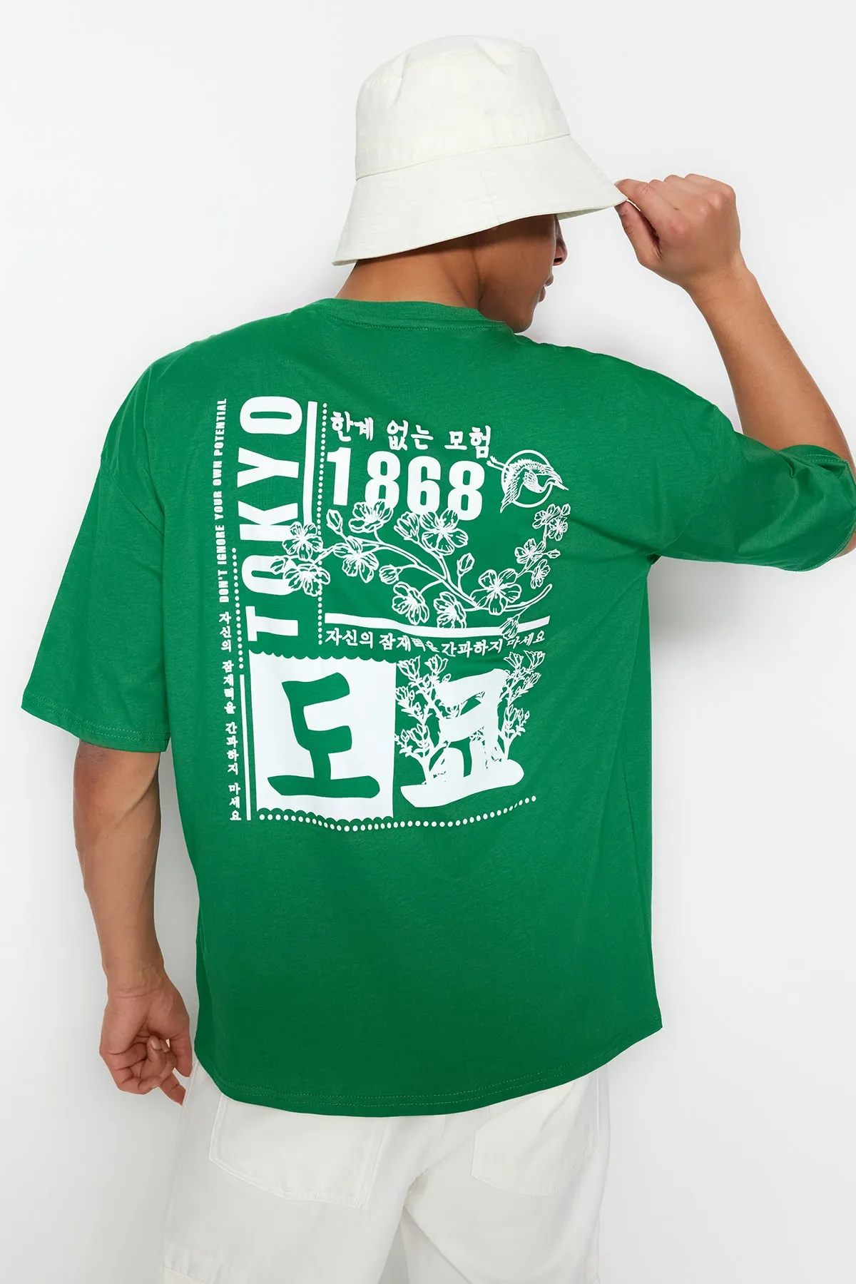 Trendyol Collection  Grünes, übergroßes/weit geschnittenes, kurzärmliges T-Shirt aus 100 % Baumwolle mit fernöstlichem Aufdruck TMNSS23TS00170