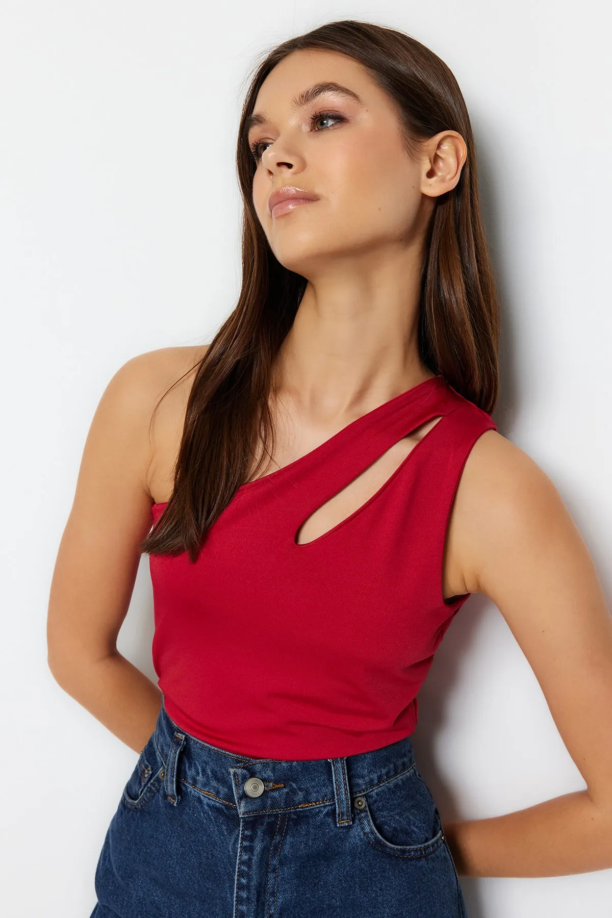 Trendyol Collection  Cherry Rotten Asymmetrischer Kragen Cut Out Detail Stretch-Strickbody mit Druckknöpfen TWOSS23BD00014