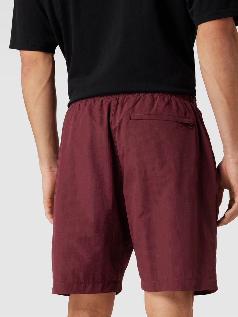 Shorts mit Label-Print in bordeaux rot