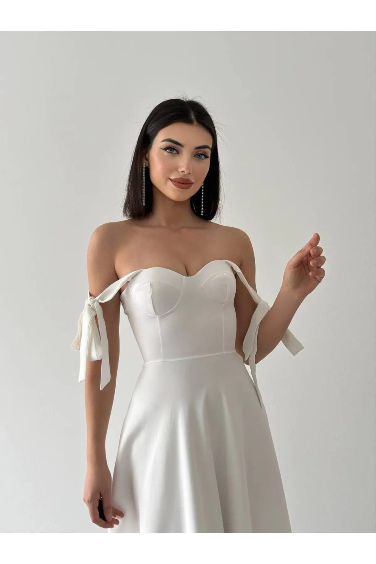 SONREİR  MIDIKLEID MIT HOSENTRÄGERBINDUNG UND HERZKRAGEN