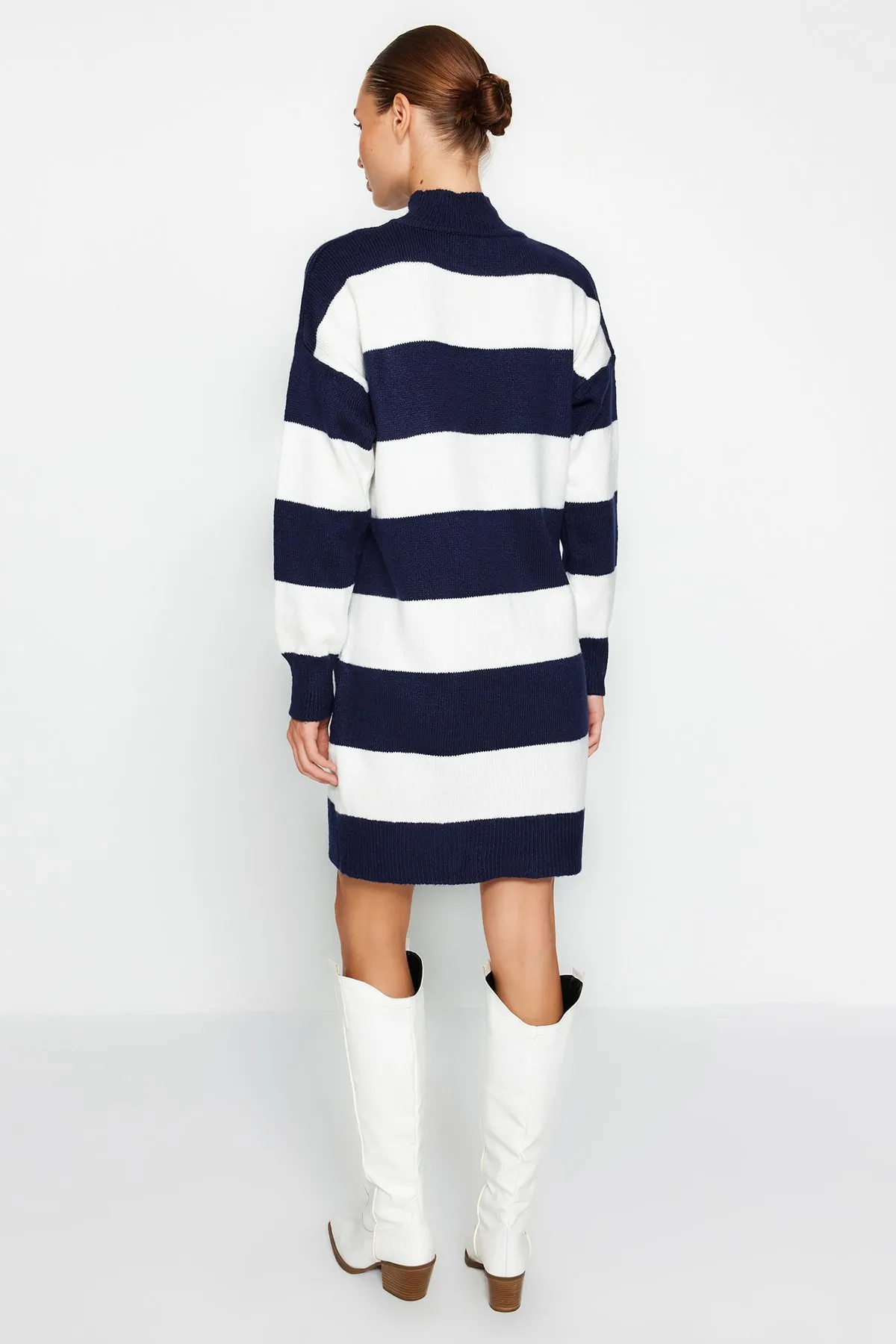 Trendyol Collection  Marineblaues Mini-Strickpulloverkleid mit hohem Kragen TWOAW24EL00059