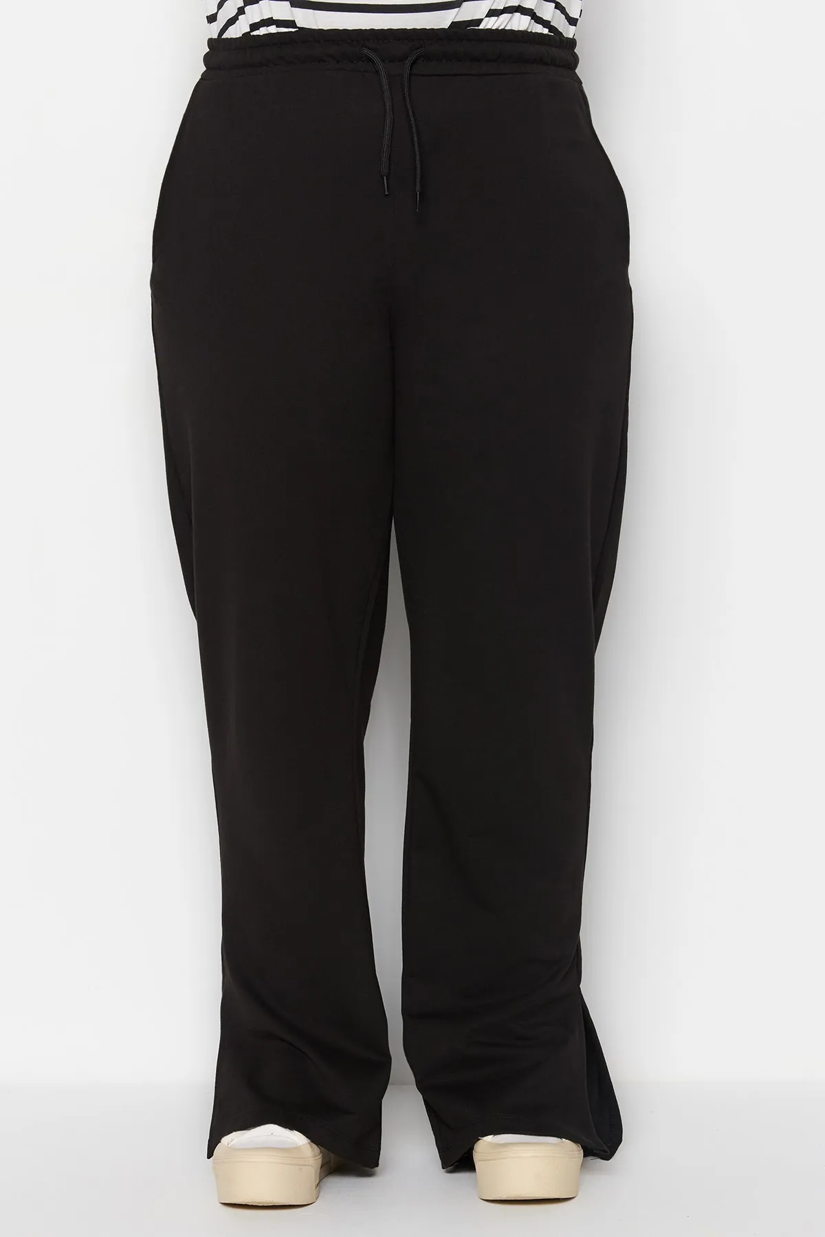 Trendyol Curve  Schwarze gerade geschnittene Strick-Jogginghose mit dünnem Schlitz TBBSS23AJ00003