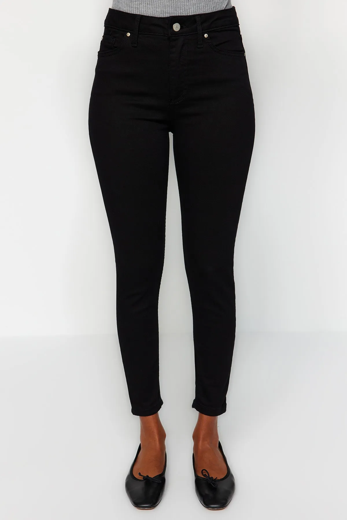 Trendyol Collection  Lichtechte schwarze Skinny-Jeans mit hoher Taille TWOSS19LR0279