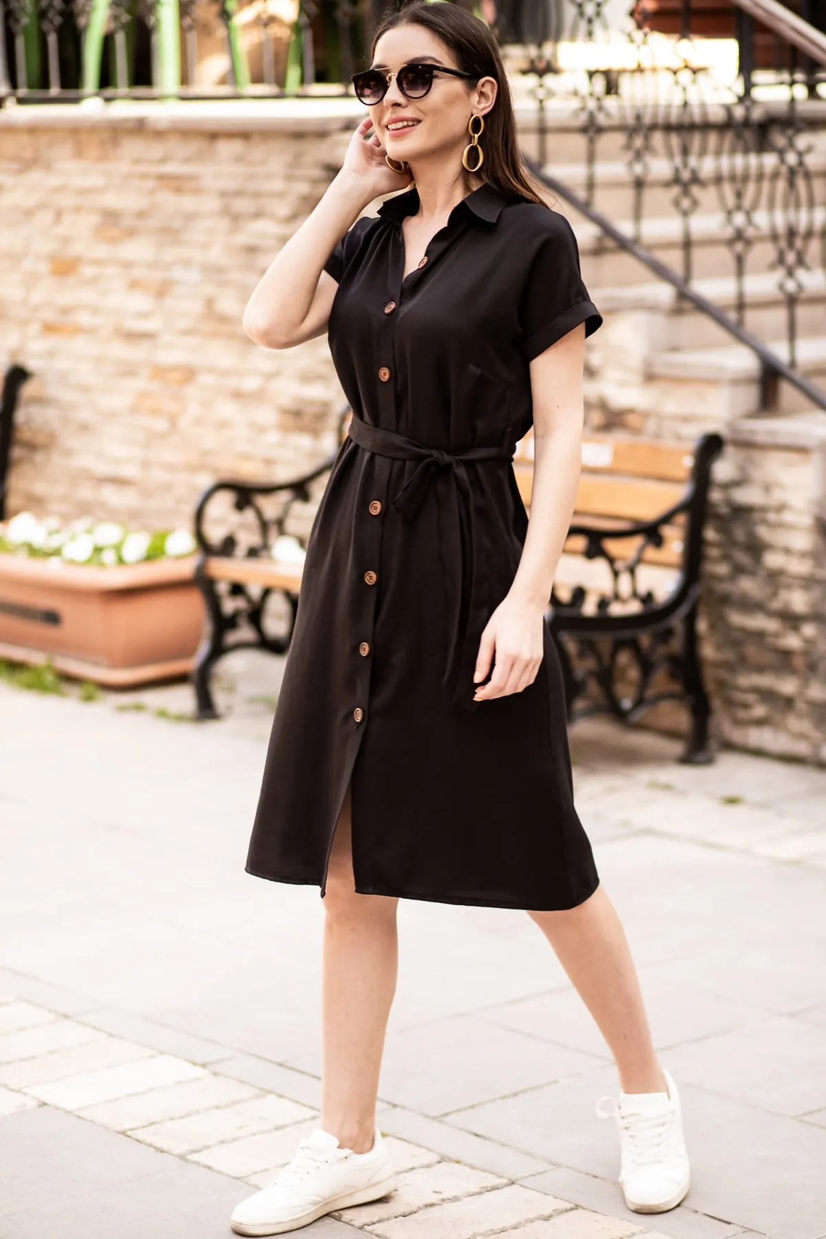 armonika  Schwarzes, kurzärmliges Hemdkleid mit Taillengürtel für Damen ARM-19Y001068