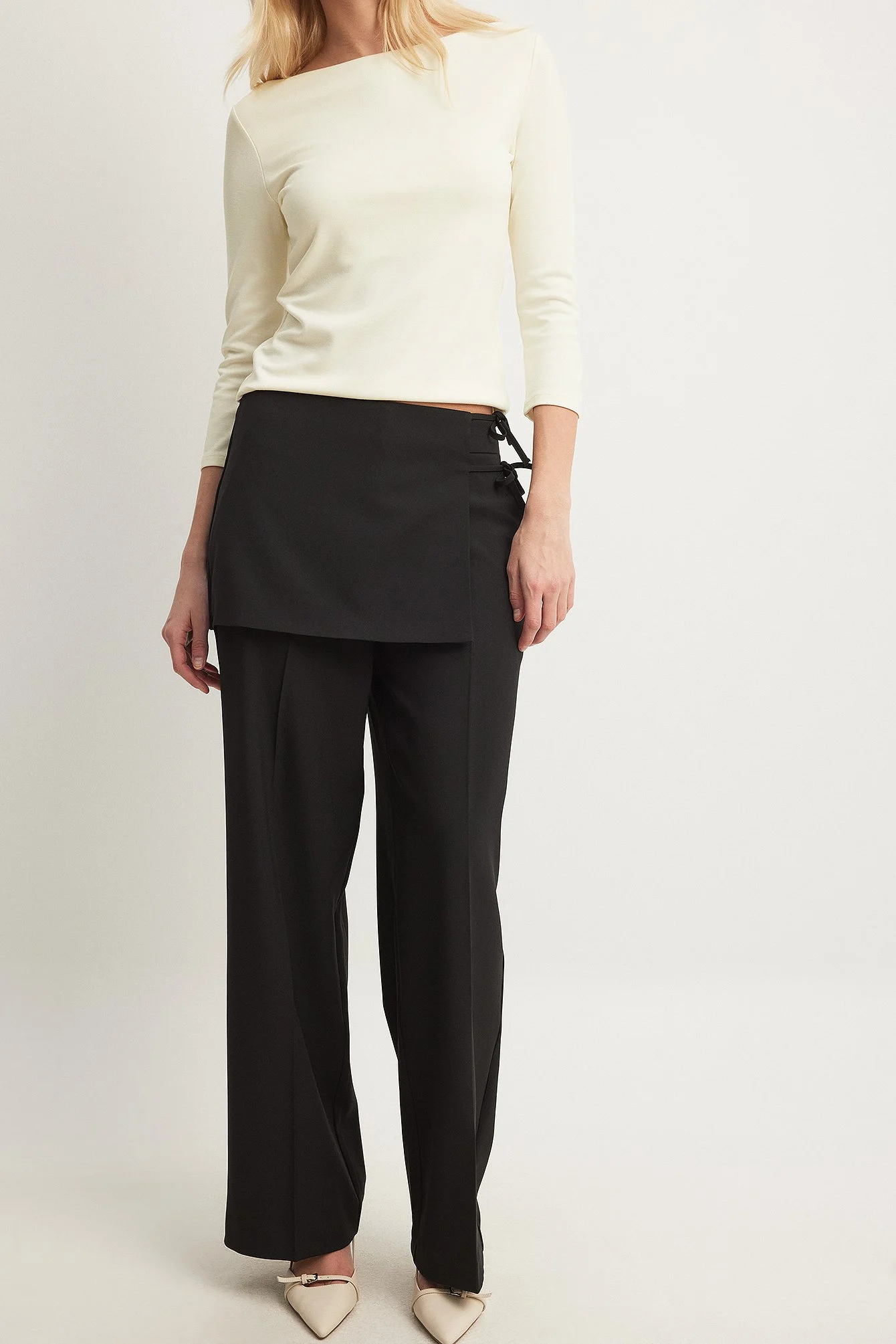 Gewebte Hose mit mittlerer Taille und Rockdetails