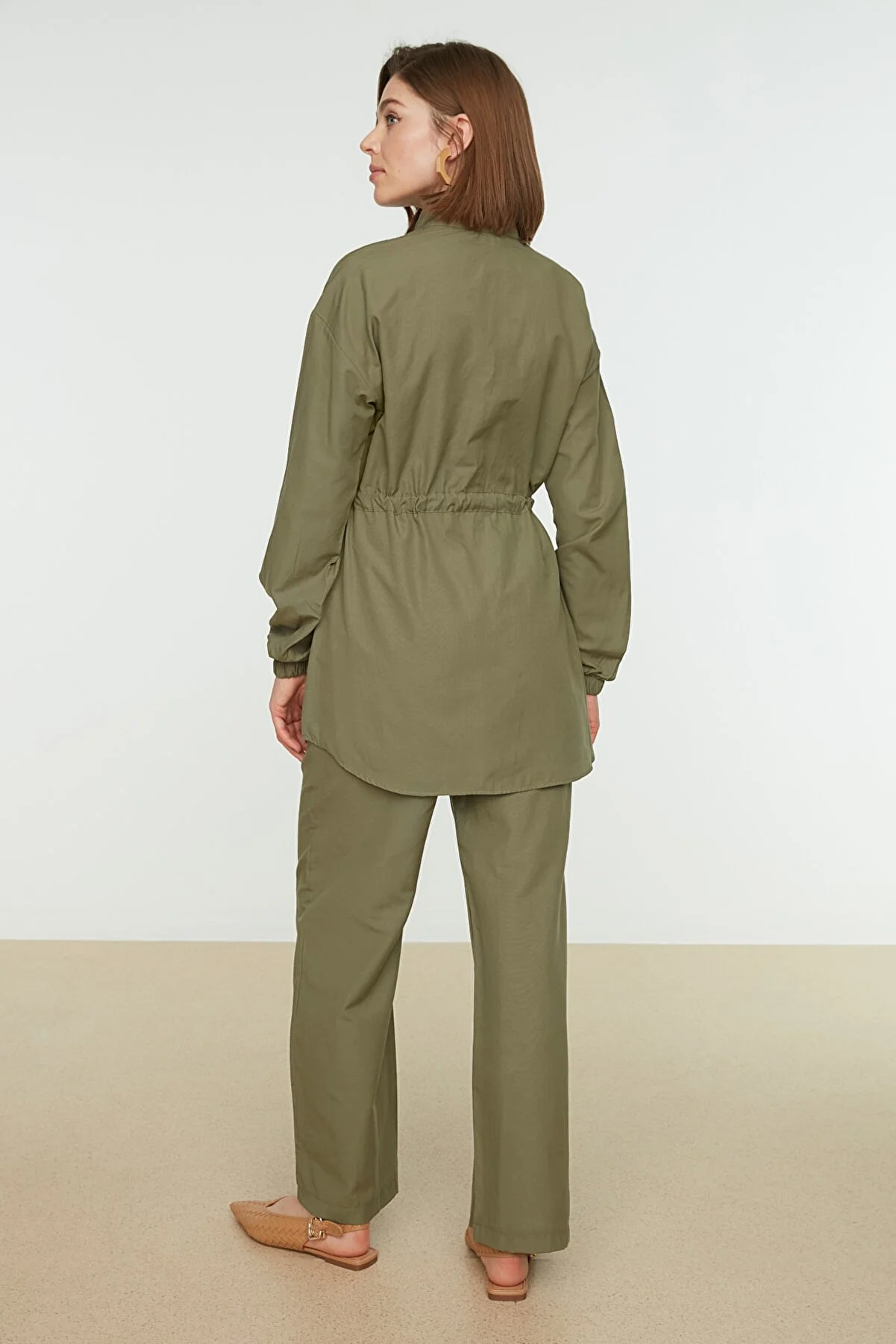 Trendyol Modest  Khakifarbener gewebter Hemd-Hosen-Anzug mit Stehkragen und Gürtel TCTSS21AU0247