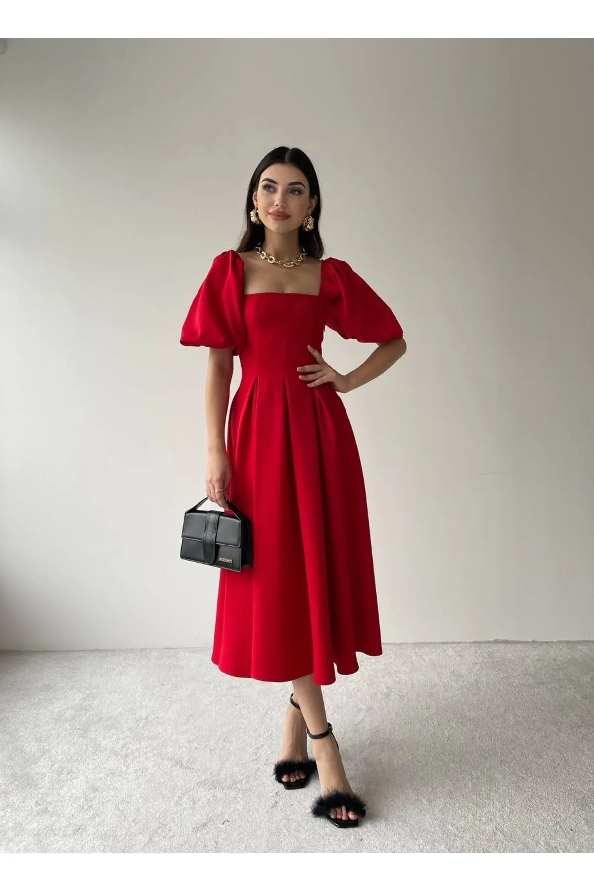 SONREİR  Kurzes, plissiertes langes Kleid mit Ballonärmeln und quadratischem Ausschnitt