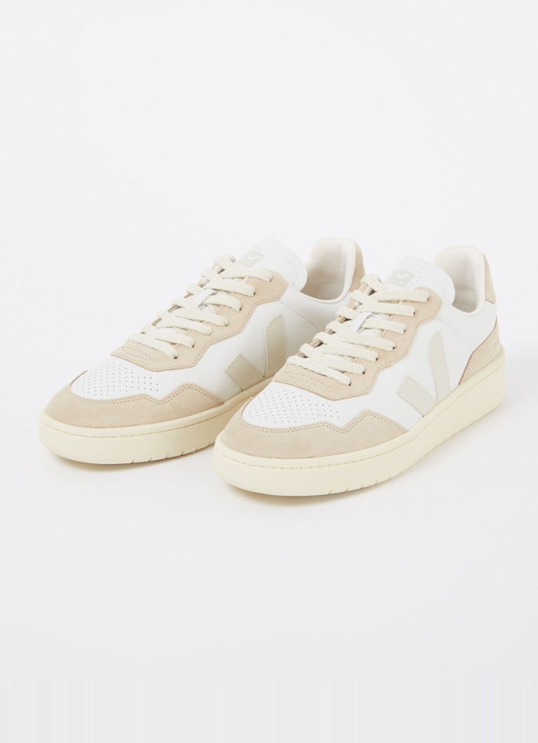 Scopri la sneaker V-90 in pelle con dettagli in camoscio.