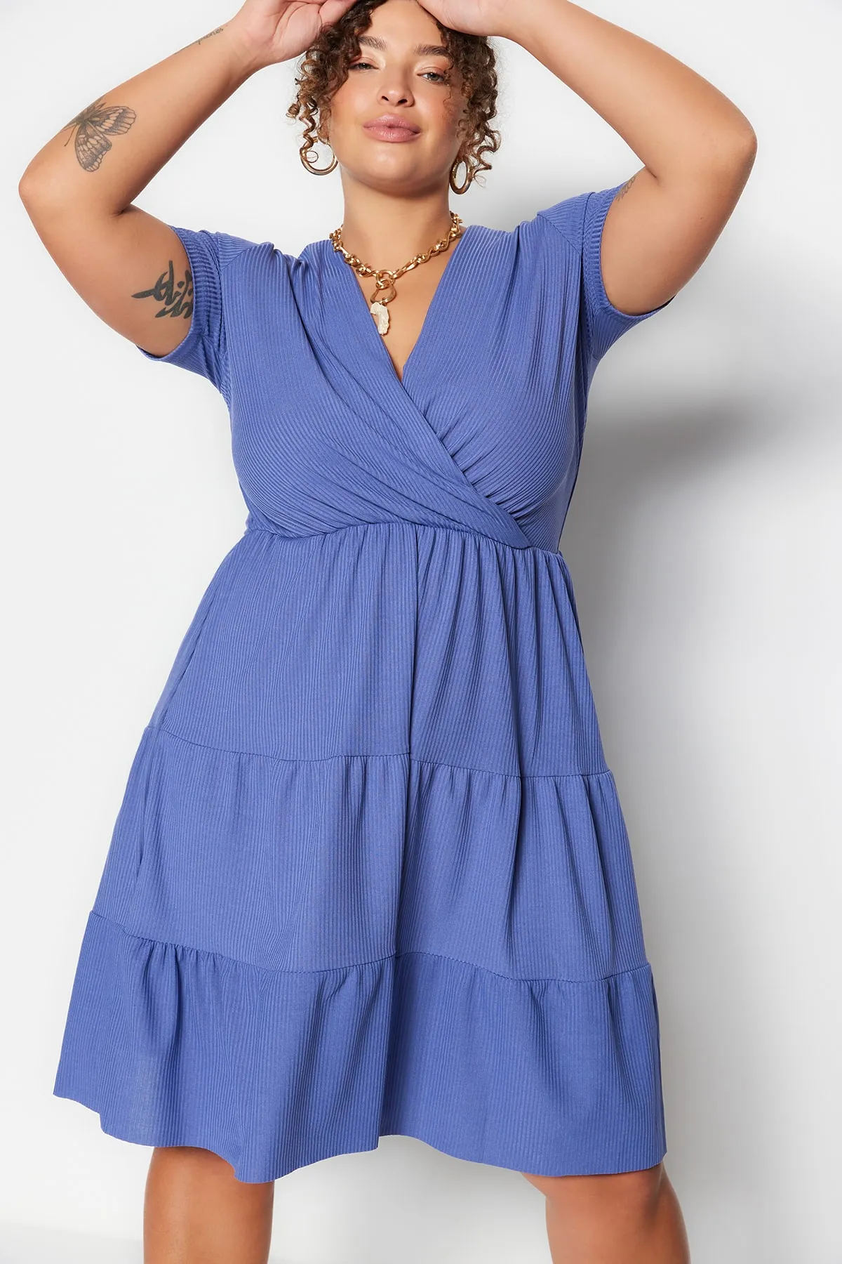 Trendyol Curve  Indigofarbenes Volant-Strickkleid mit V-Ausschnitt TBBSS23AH00030
