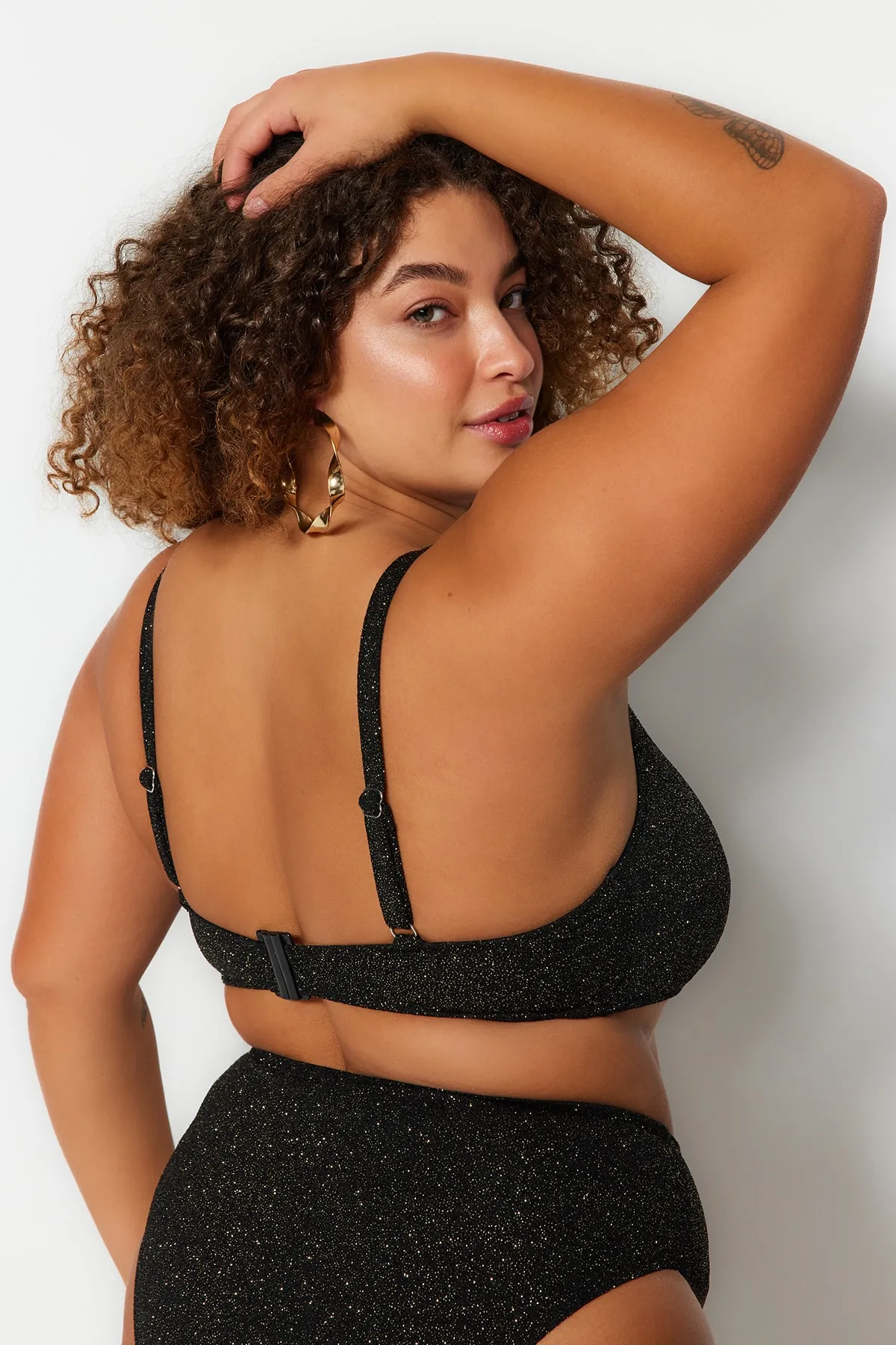 Trendyol Curve  Schwarzes Bralette-Bikinioberteil mit schlankmachendem Effekt aus Lurex-Stoff TBBSS23CT00010