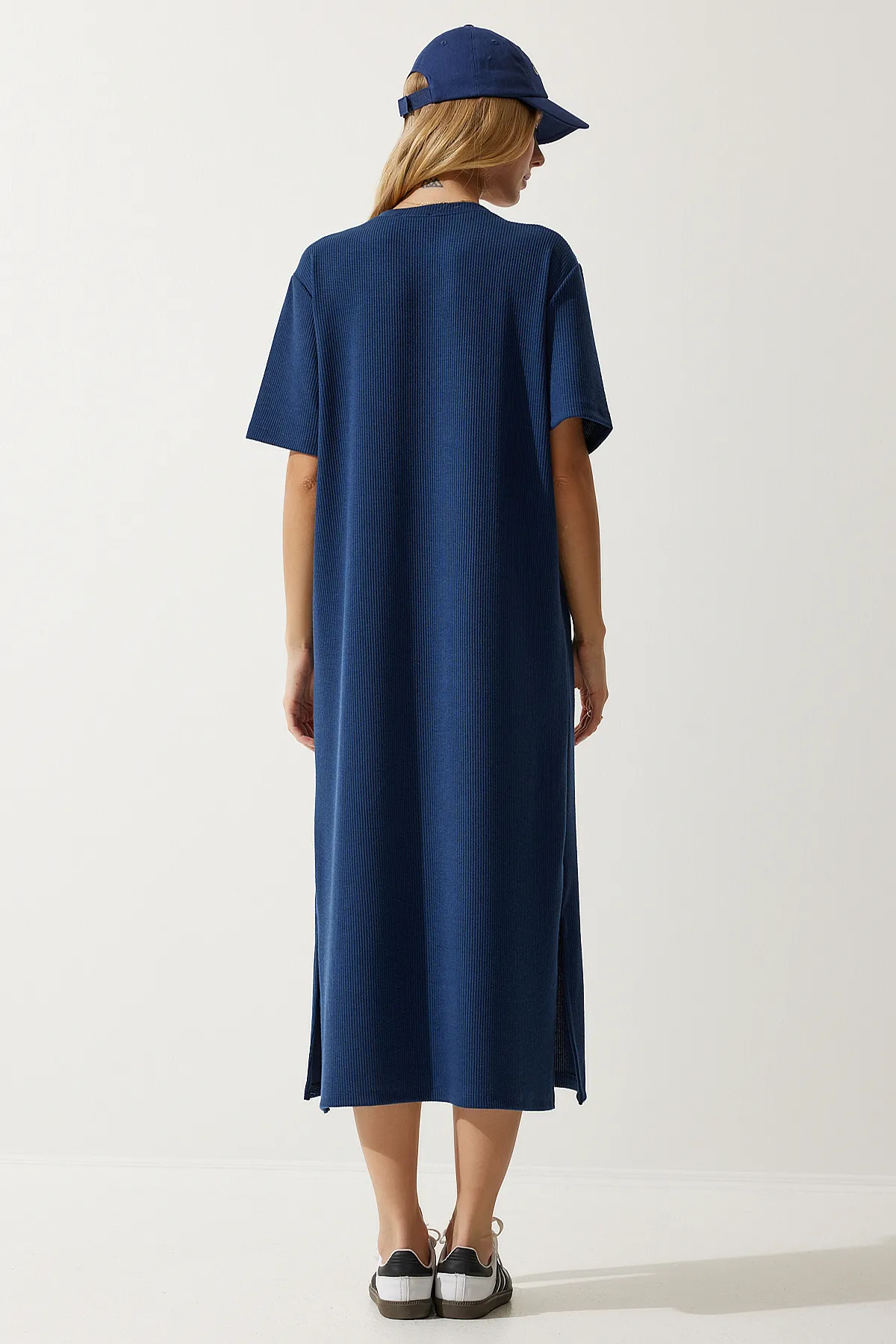 Happiness İstanbul  Marineblaues geripptes Strickkleid mit Rundhalsausschnitt für Damen DZ00111