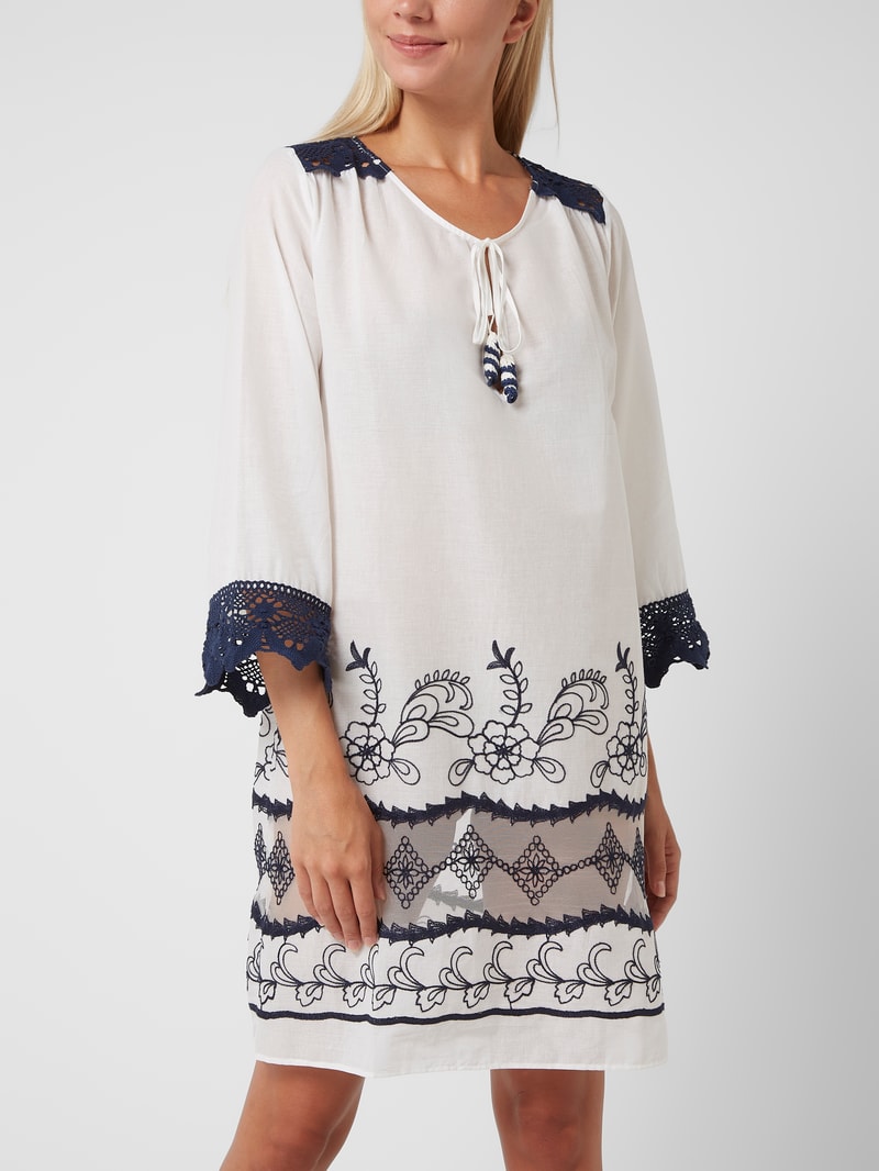 Kleid mit Häkelspitze in weiß
