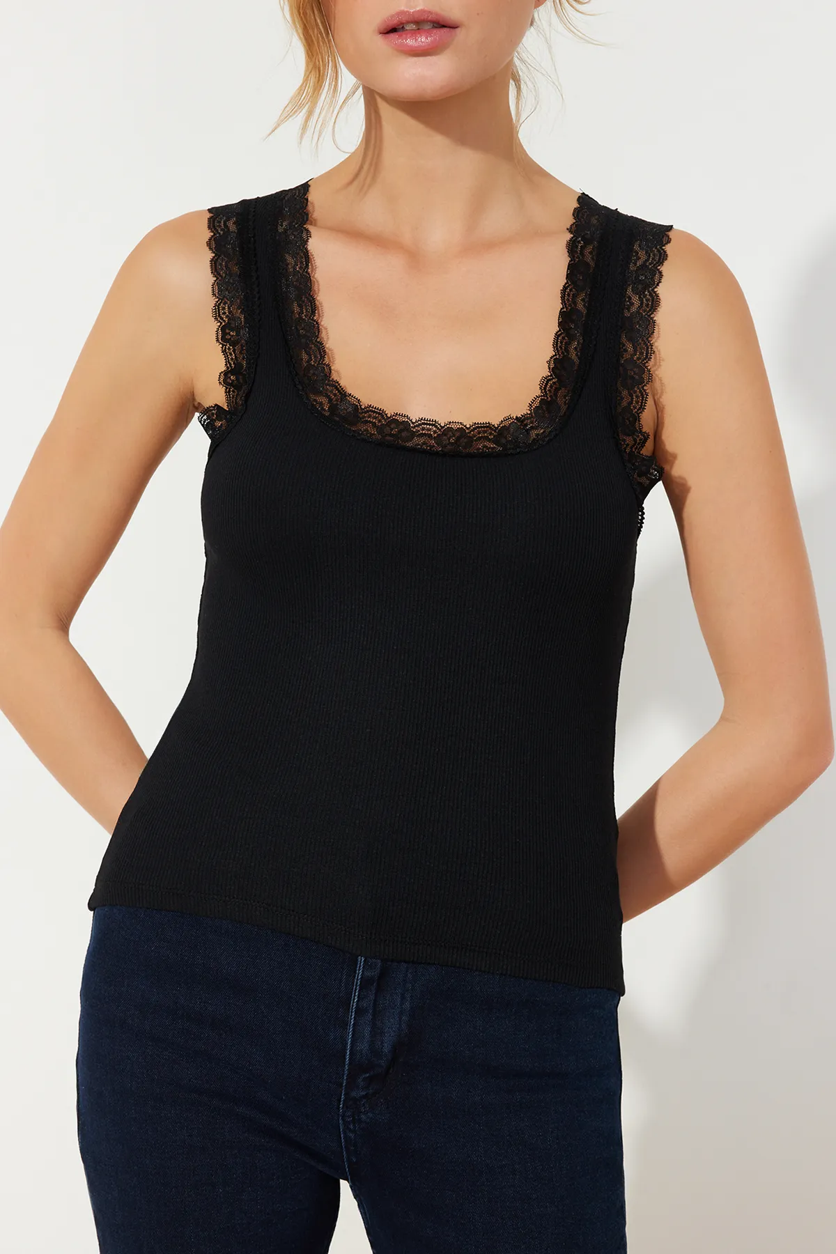 Trendyol Collection  Schwarzes, figurbetontes Unterhemd aus flexiblem, geripptem Strick mit Spitzendetails TWOSS24AL00010