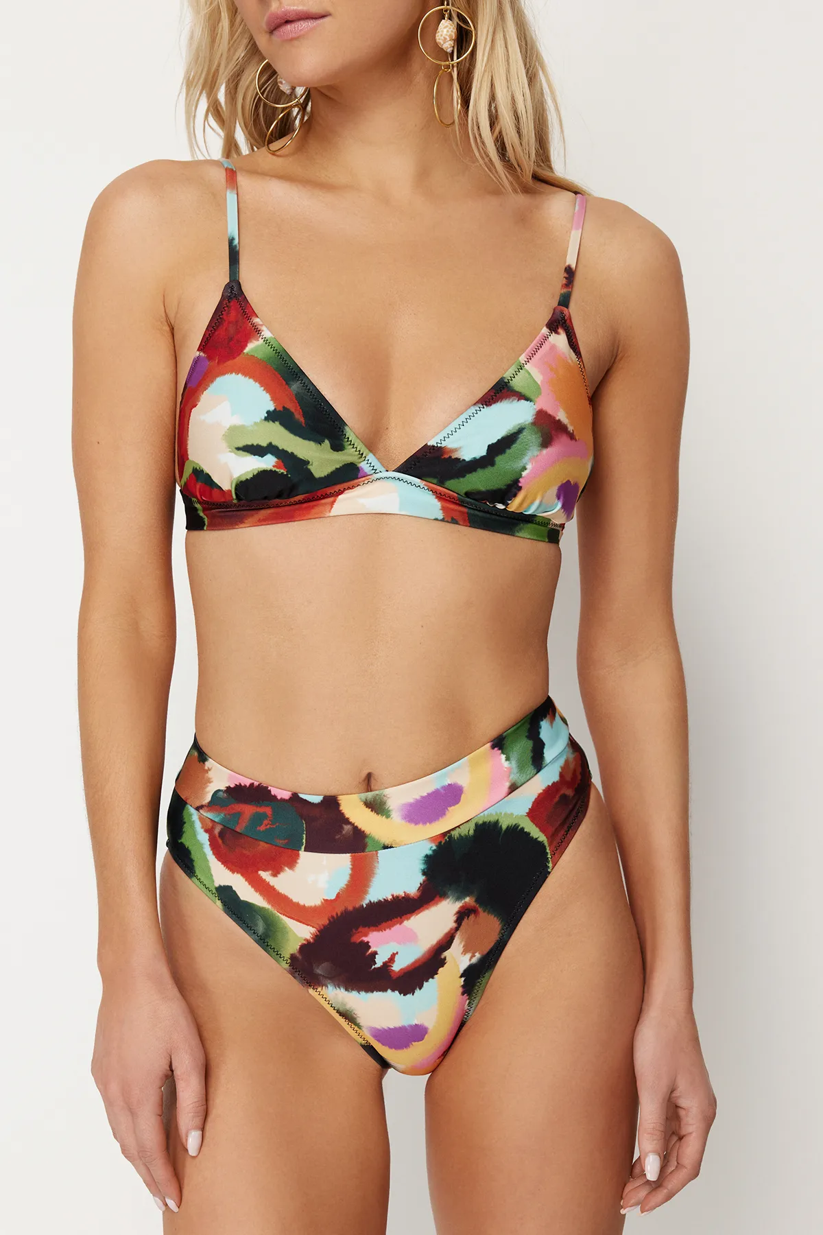 Trendyol Collection  Hipster-Bikini-Set mit abstraktem Muster, Dreieck, hoher Taille und hohem Beinausschnitt TBESS22BT0016