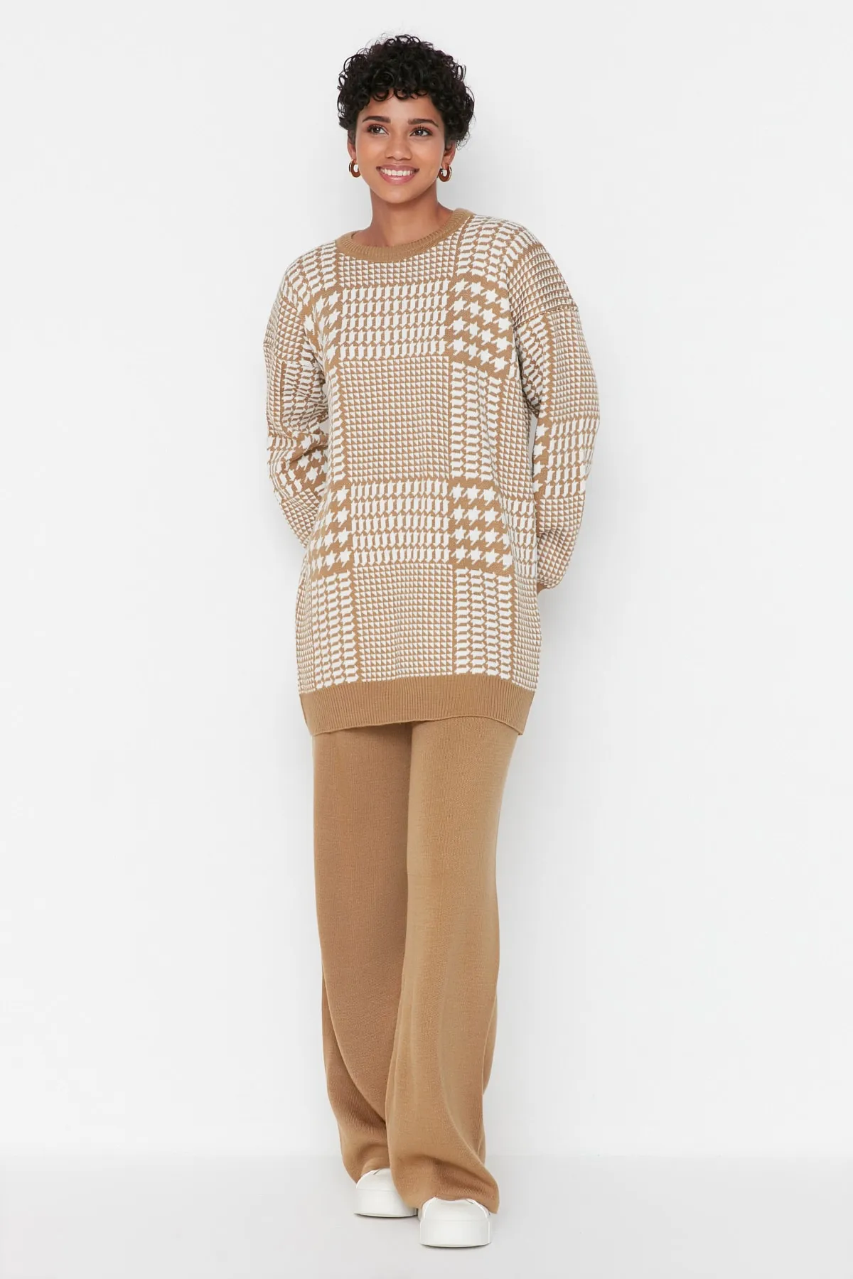 Trendyol Modest  Kamelfarbenes Strickset aus Pullover und Hose mit Hahnentrittmuster TCTAW23US00007