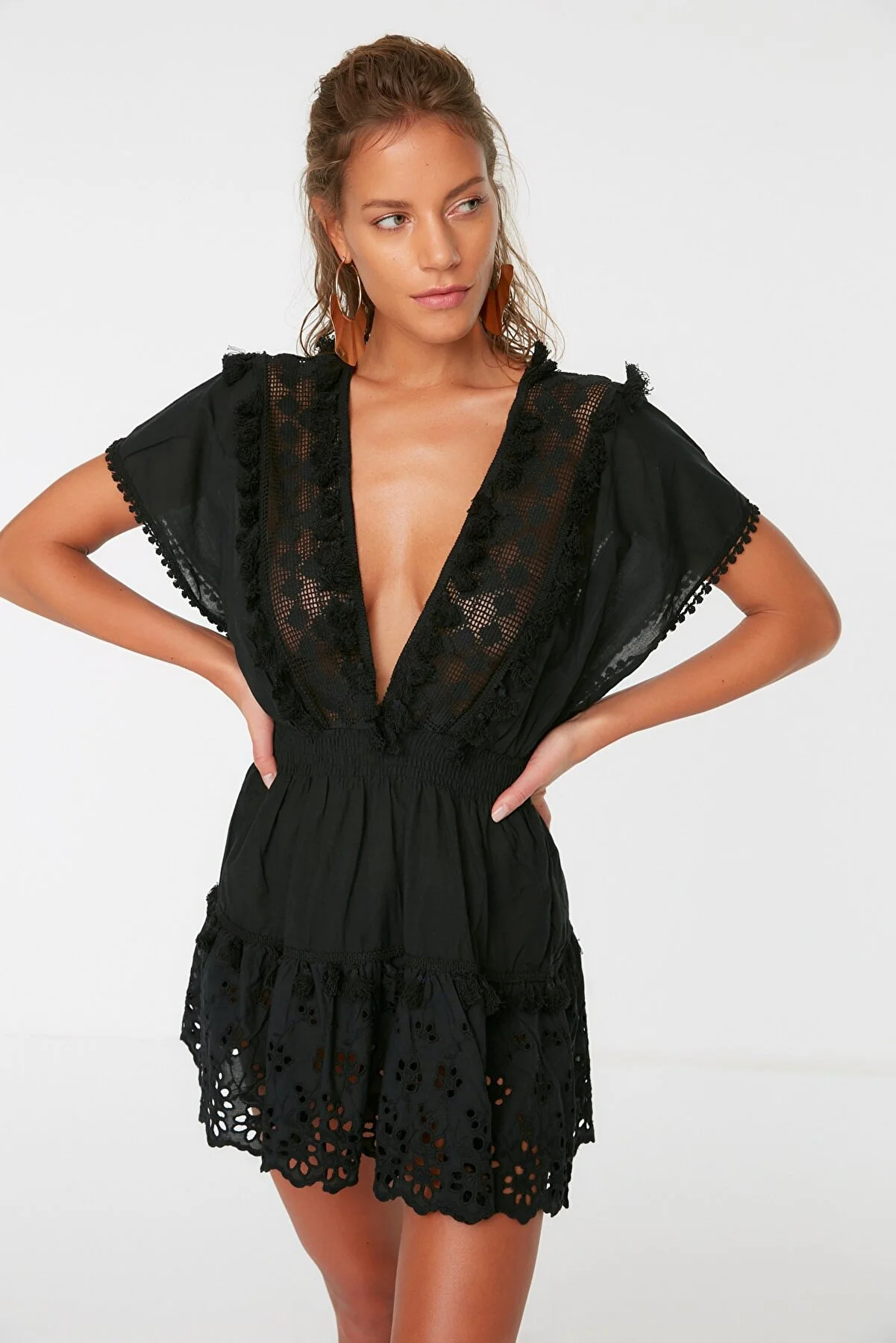 Trendyol Collection  Schwarzes Mini-Strandkleid aus 100 % Baumwolle mit gewebter Stickerei und detailliertem Detail TBESS21EL1248