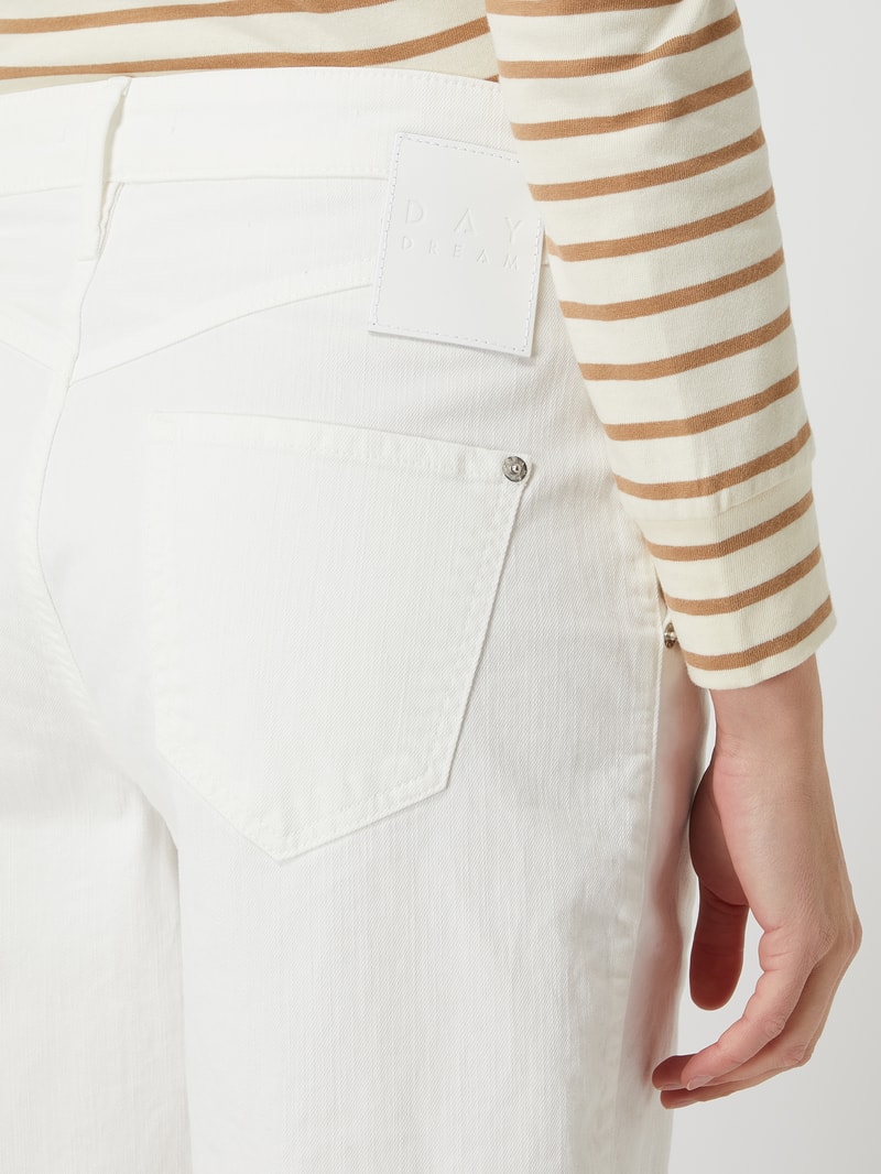 Jeansbermudas mit Stretch-Anteil Modell 'Slouchy' in offwhite