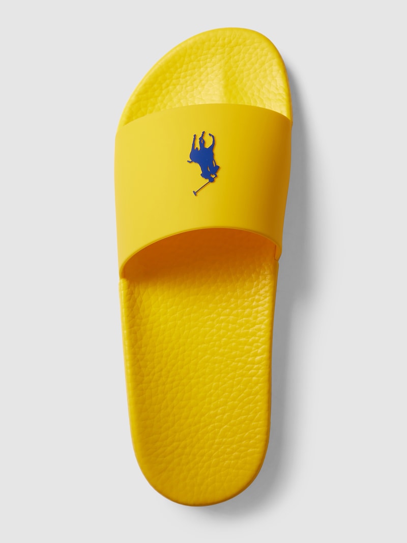 Slides mit Label-Prägung in hellgelb