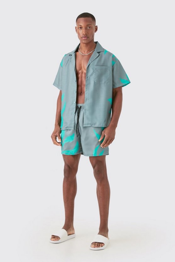 Kastiges gemustertes Hemd und Badehose