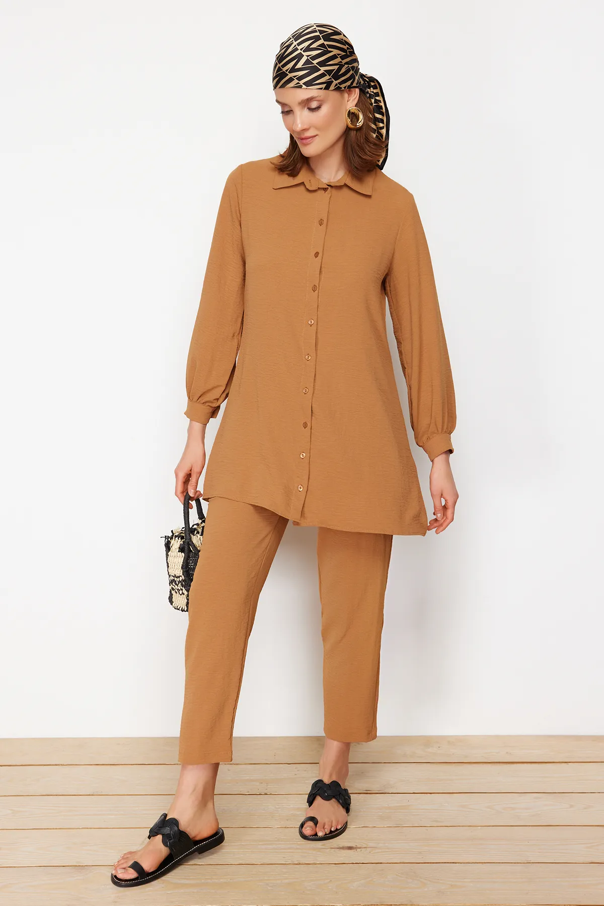 Trendyol Modest  Dunkelbeiges gewebtes Hemd-Hosen-Set mit Ärmeldetails TCTSS21AU0241