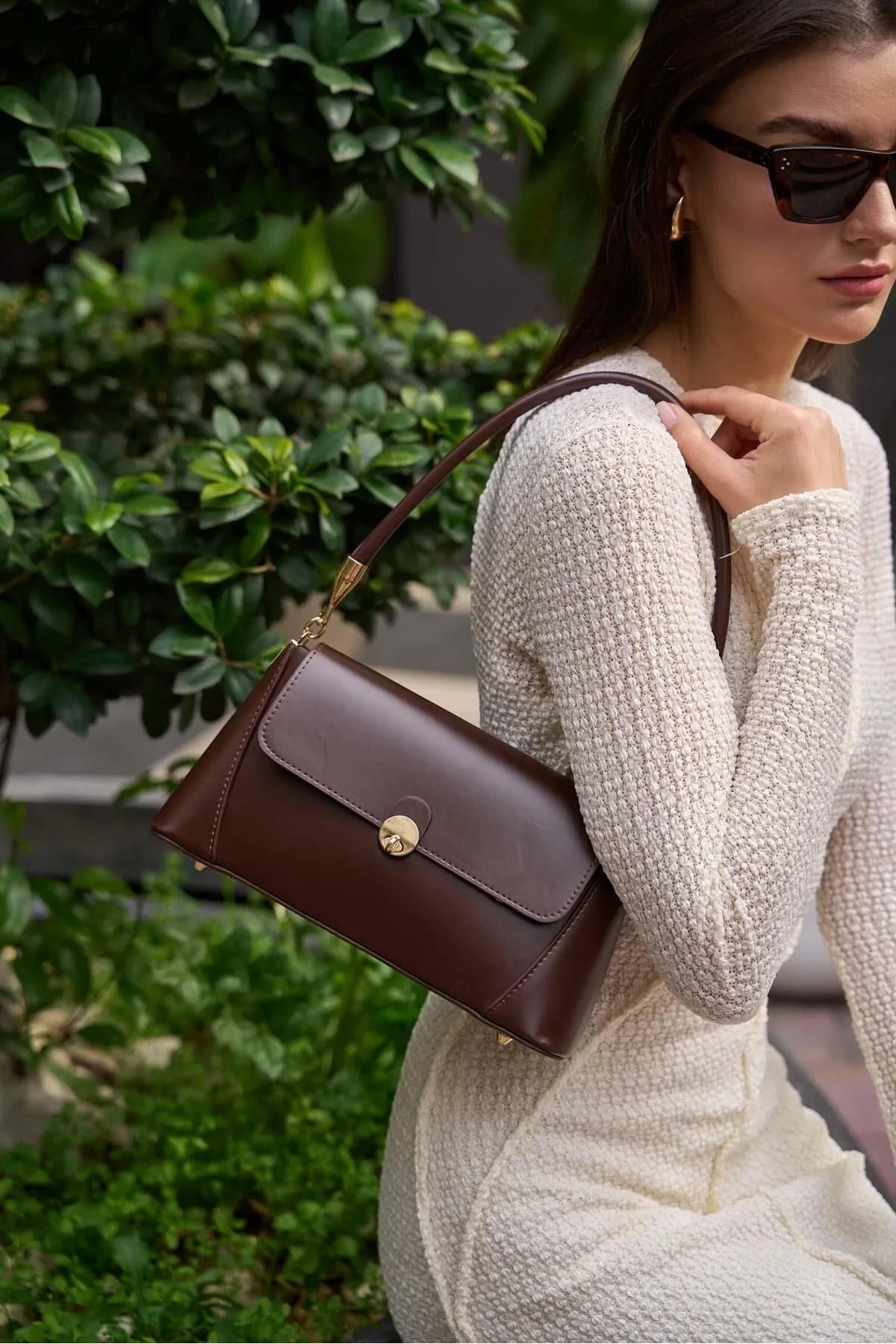 Madamra  Braune Damen-Umhängetasche im Retro-Leder-Look mit Frontabdeckung