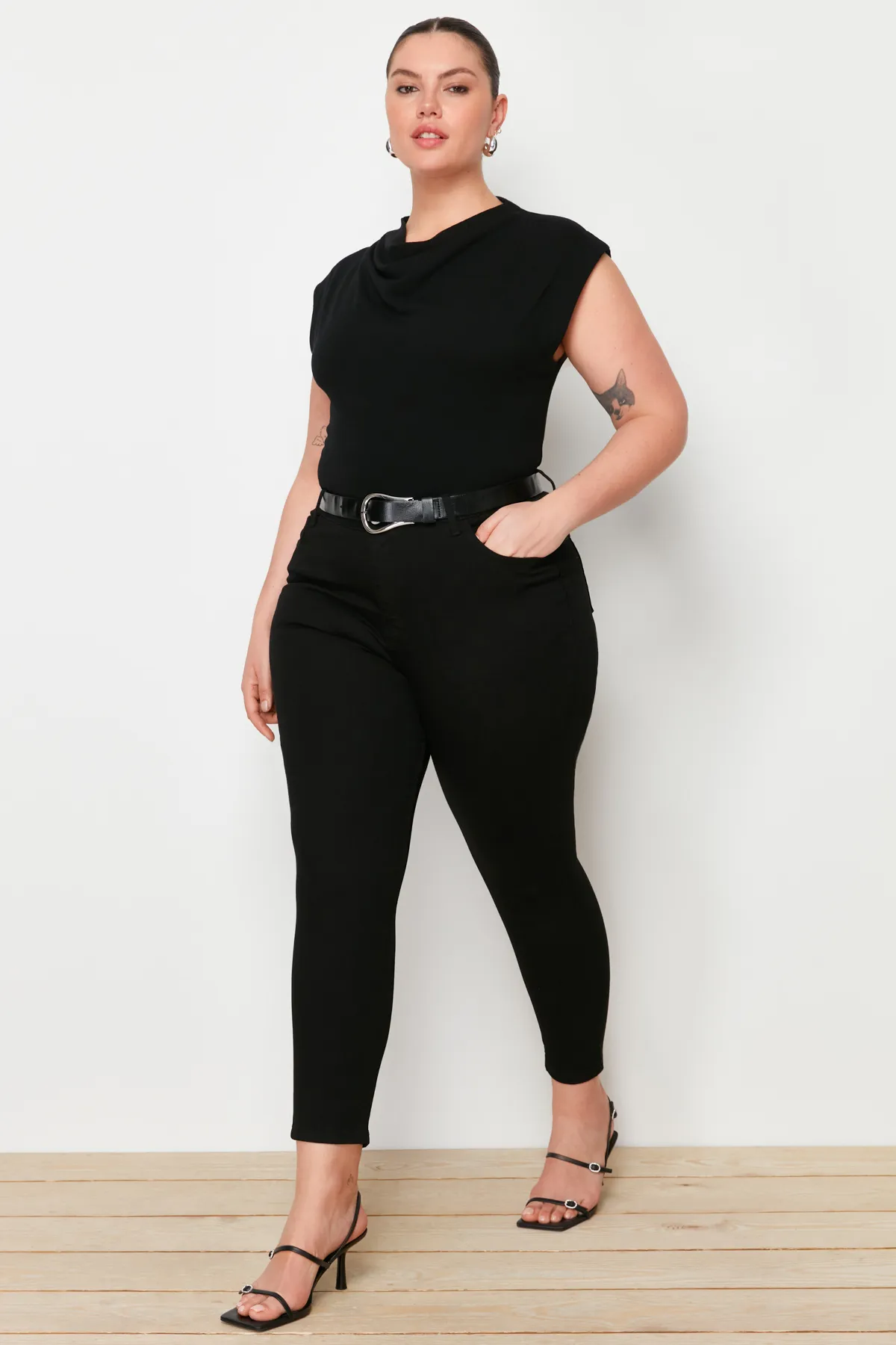 Trendyol Curve  Schwarze, lichtechte, flexible Skinny-Jeans mit hoher Taille TBBAW23CJ00061