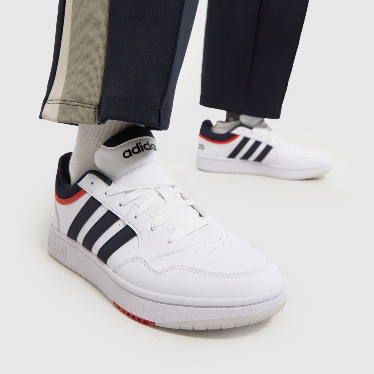 adidas Hoops 3.0 cipők fehér és sötétkék színben