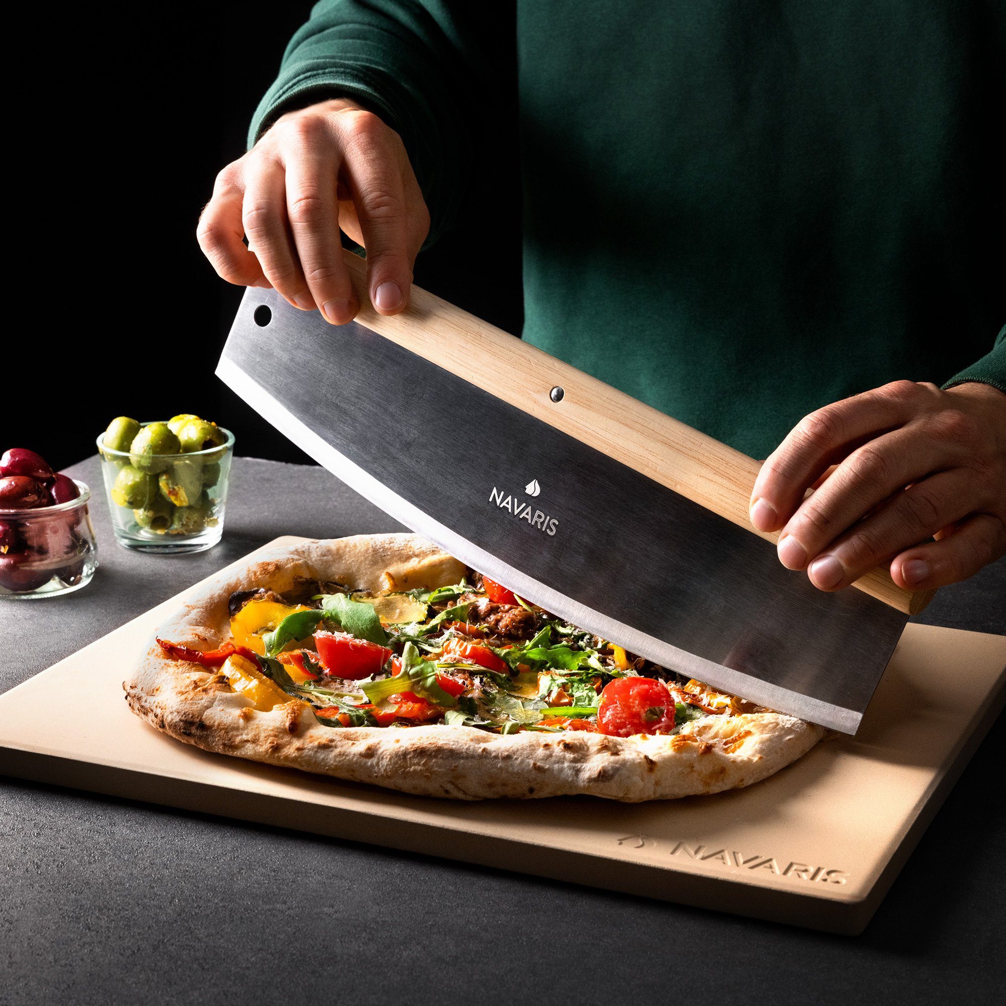 Navaris Pizzastein Pizzastein für Backofen Grill - 38x30cm - mit Zubehör und Rezeptbuch, Korderit-Keramik
