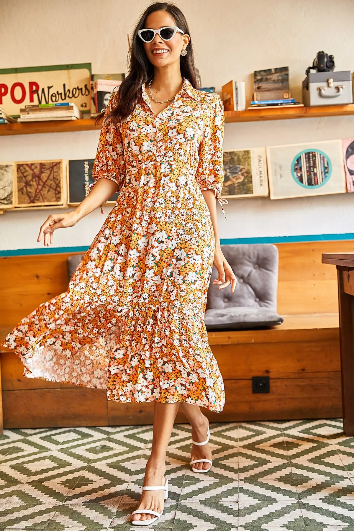 Olalook  Orangefarbenes Damenkleid aus gewebtem Viscon mit 4 Knöpfen und Schlitzen an den Ärmeln ELB-19001725