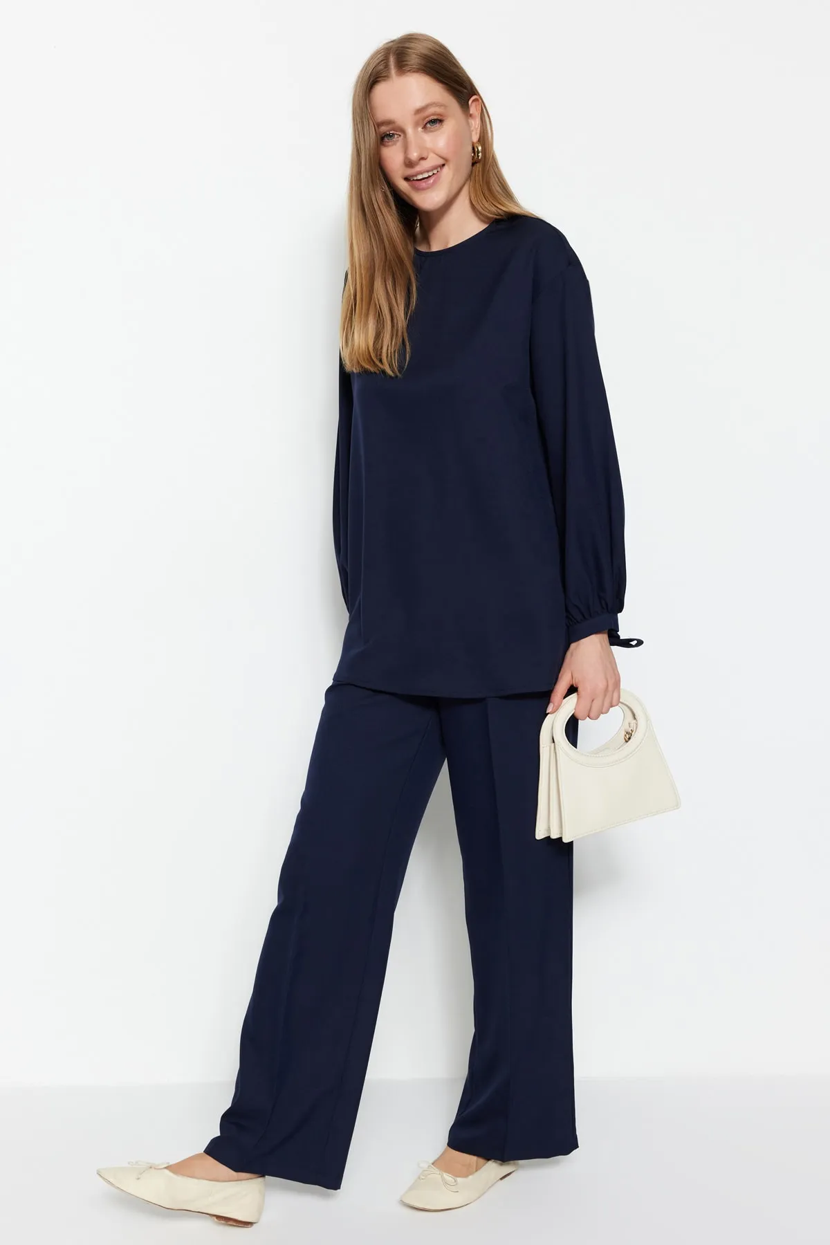 Trendyol Modest  Marineblaues Tunika-Hosen-Set aus geripptem, genähtem gewebtem Krepp TCTSS23US00028