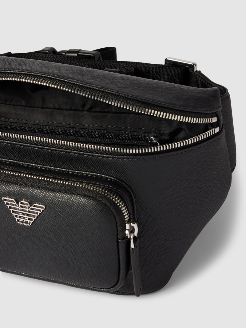 Bauchtasche aus Leder mit Label-Stitching in schwarz
