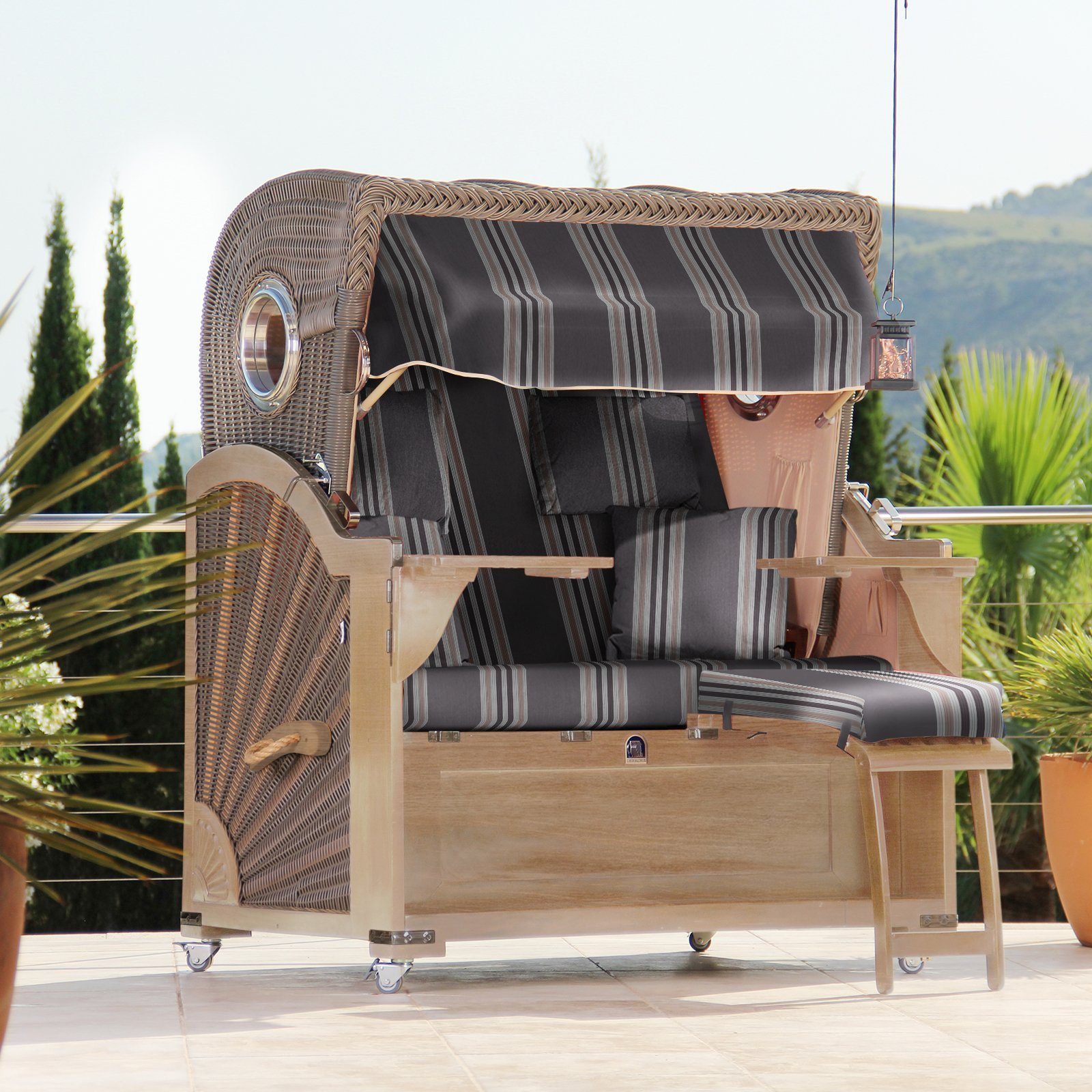 DERKORB Strandkorb Premium Strandkorb Ostsee XXL Volllieger, 2,5 Sitzer mit Bullauge, Volllieger, Ostsee Modell 2,5 Sitzer, (1-tlg), schwenkbare Bistrotische, inkl. premium Schutzhülle, montiert