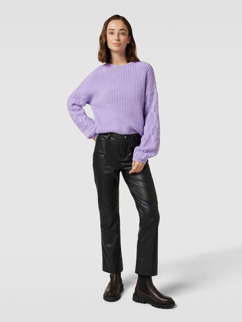 Strickpullover mit Zopfmuster in flieder