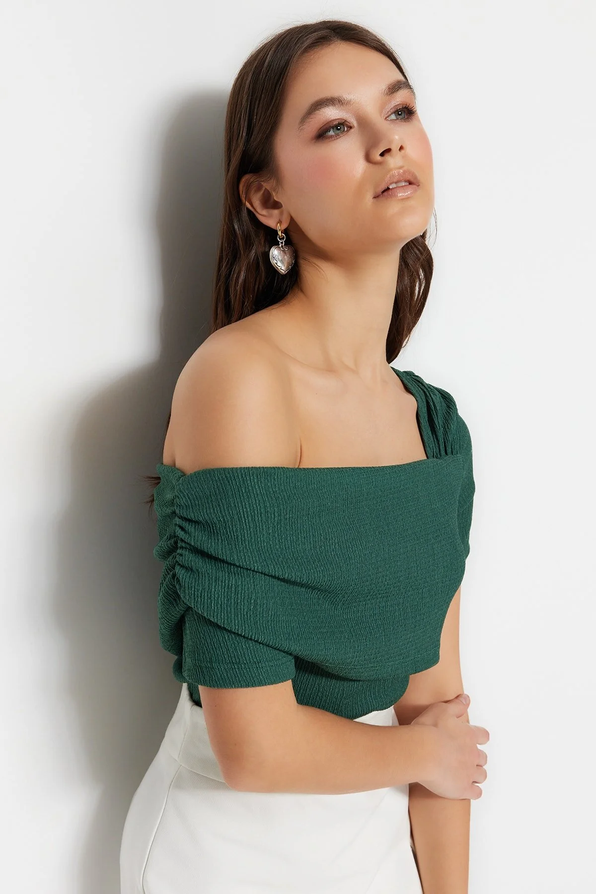 Trendyol Collection  Smaragdgrüner, asymmetrischer, taillierter/körperbetonter Strickbody mit Druckknöpfen, Kragen TWOSS23BD00060
