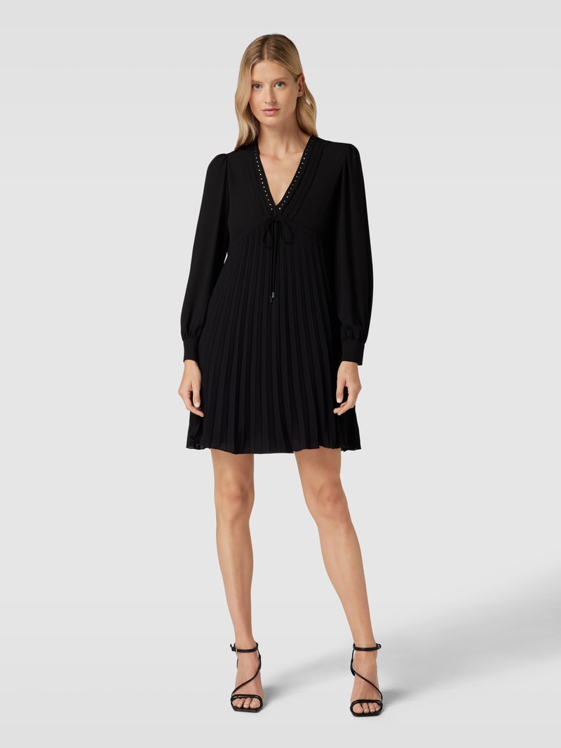 Knielanges Kleid mit Plisseefalten in schwarz