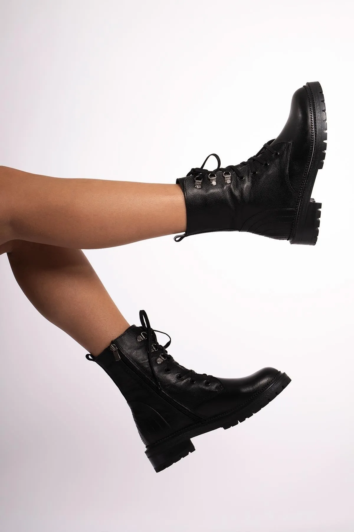 CZ London  Lange Damenstiefel aus echtem Leder mit seitlichem Reißverschluss und genähten Schnürstiefeln