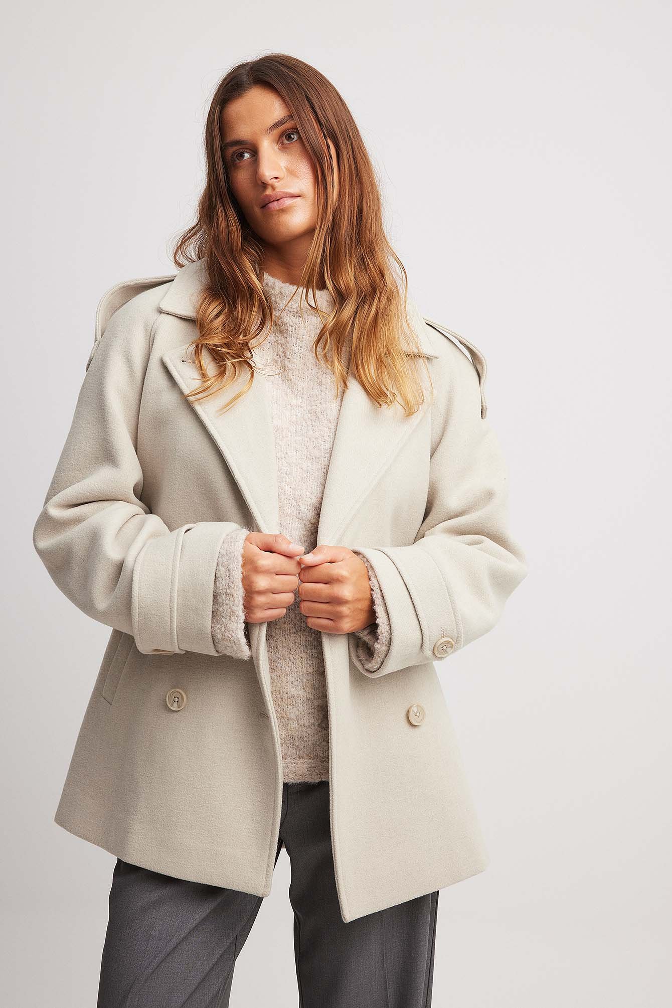 Zweireihiger Trenchcoat mit kurzen Details