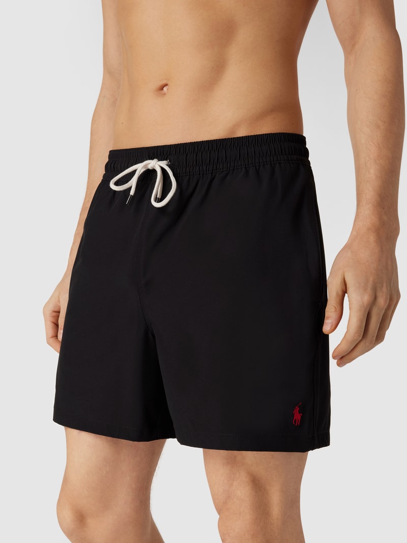 Badehose mit kontrastiven Details in schwarz