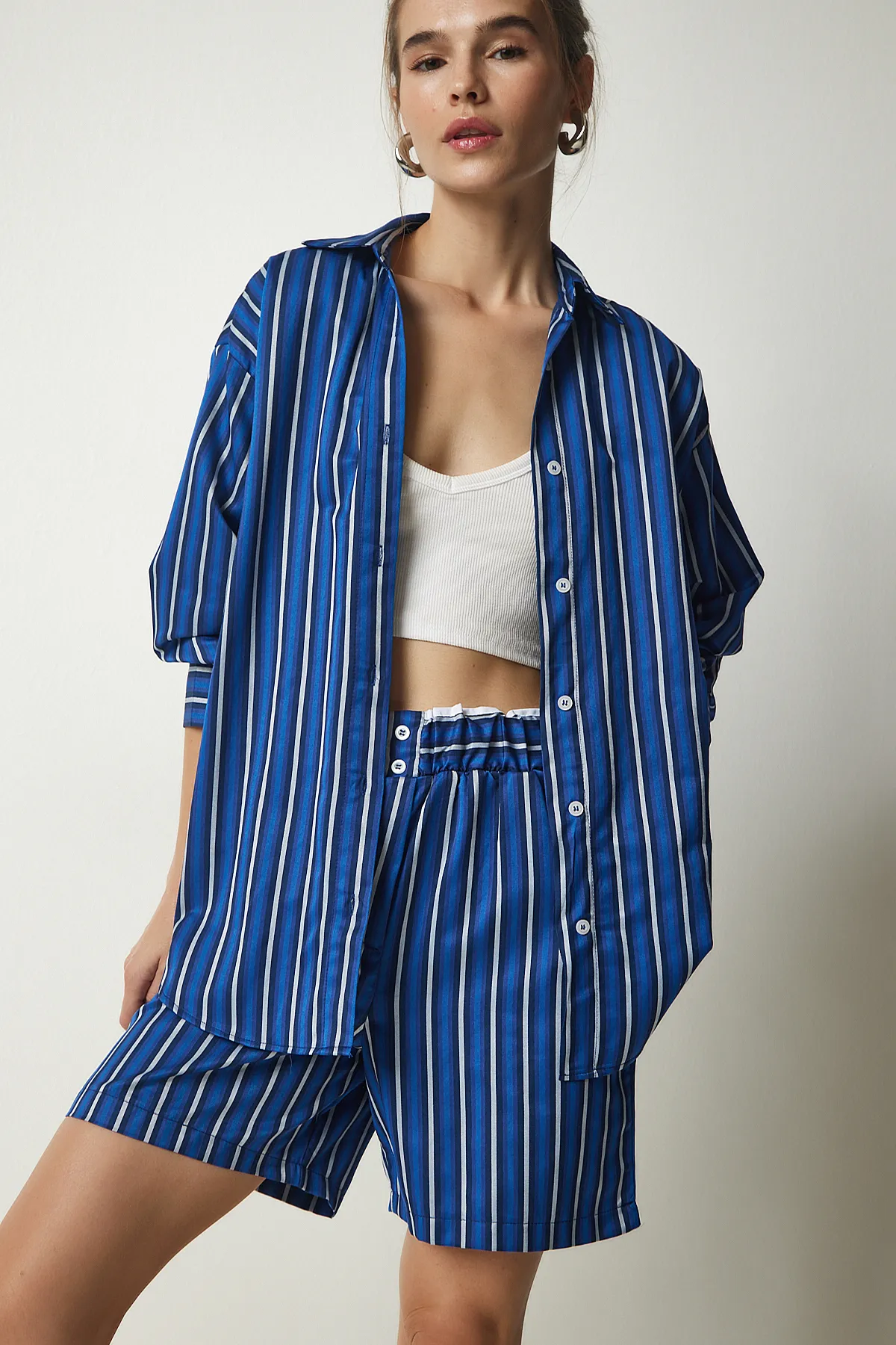 Happiness İstanbul  Blau gestreiftes Hemd-Shorts-Set aus Satin für Damen US00914